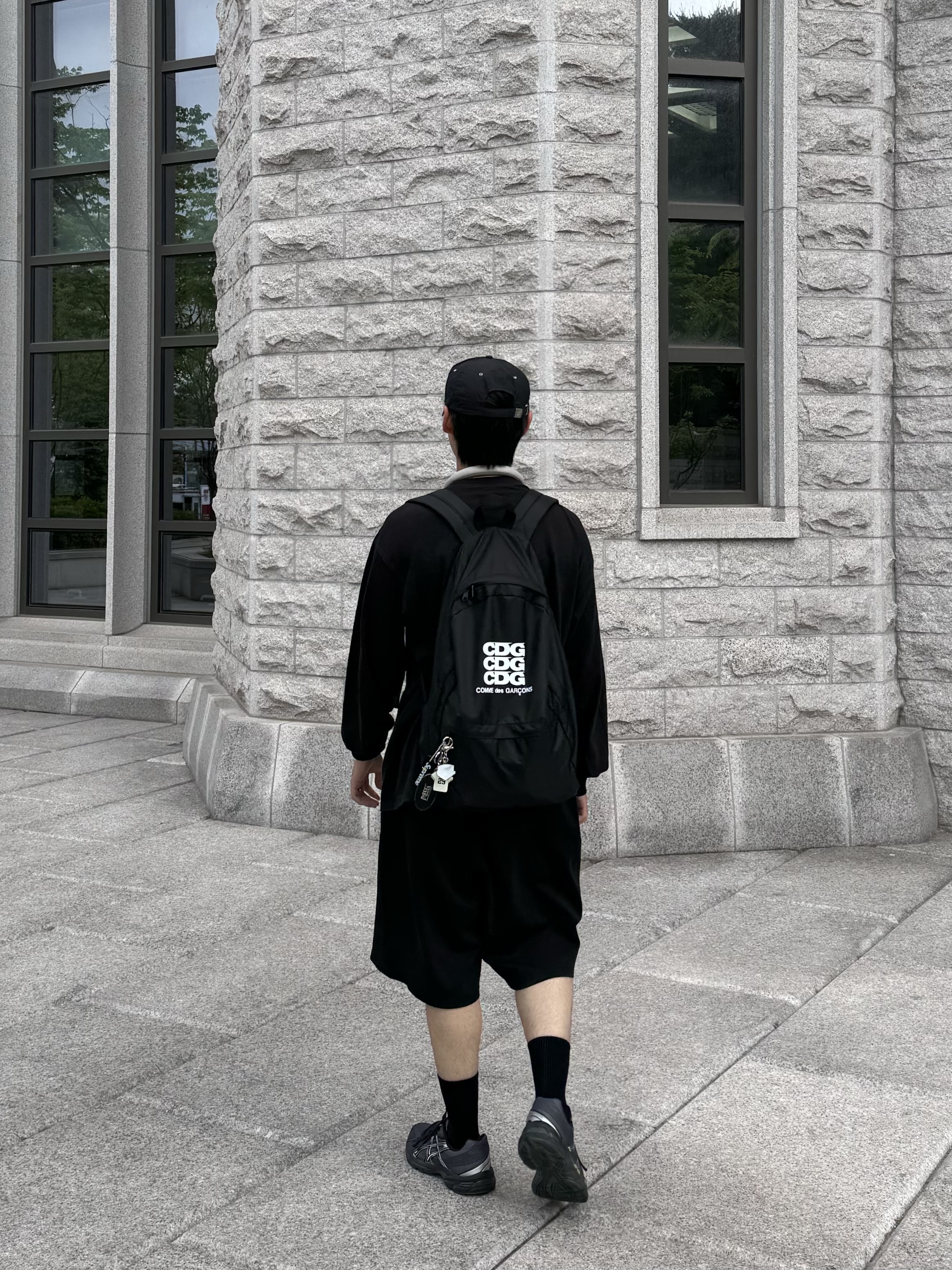 Asics UB2-S Gel-1130 Asphalt Pure Silver, CDG Backpack Black 착용 스타일 - 2