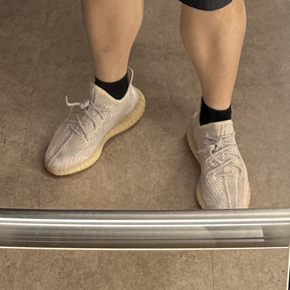 Adidas Yeezy Boost 350 V2 Synth - Non-Reflective 착용 스타일