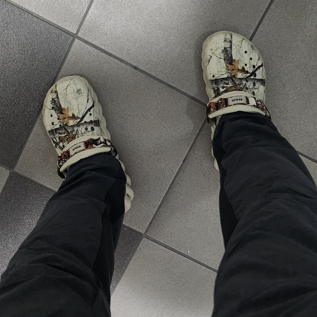 Crocs Echo Clog Real Tree Bone 착용 스타일