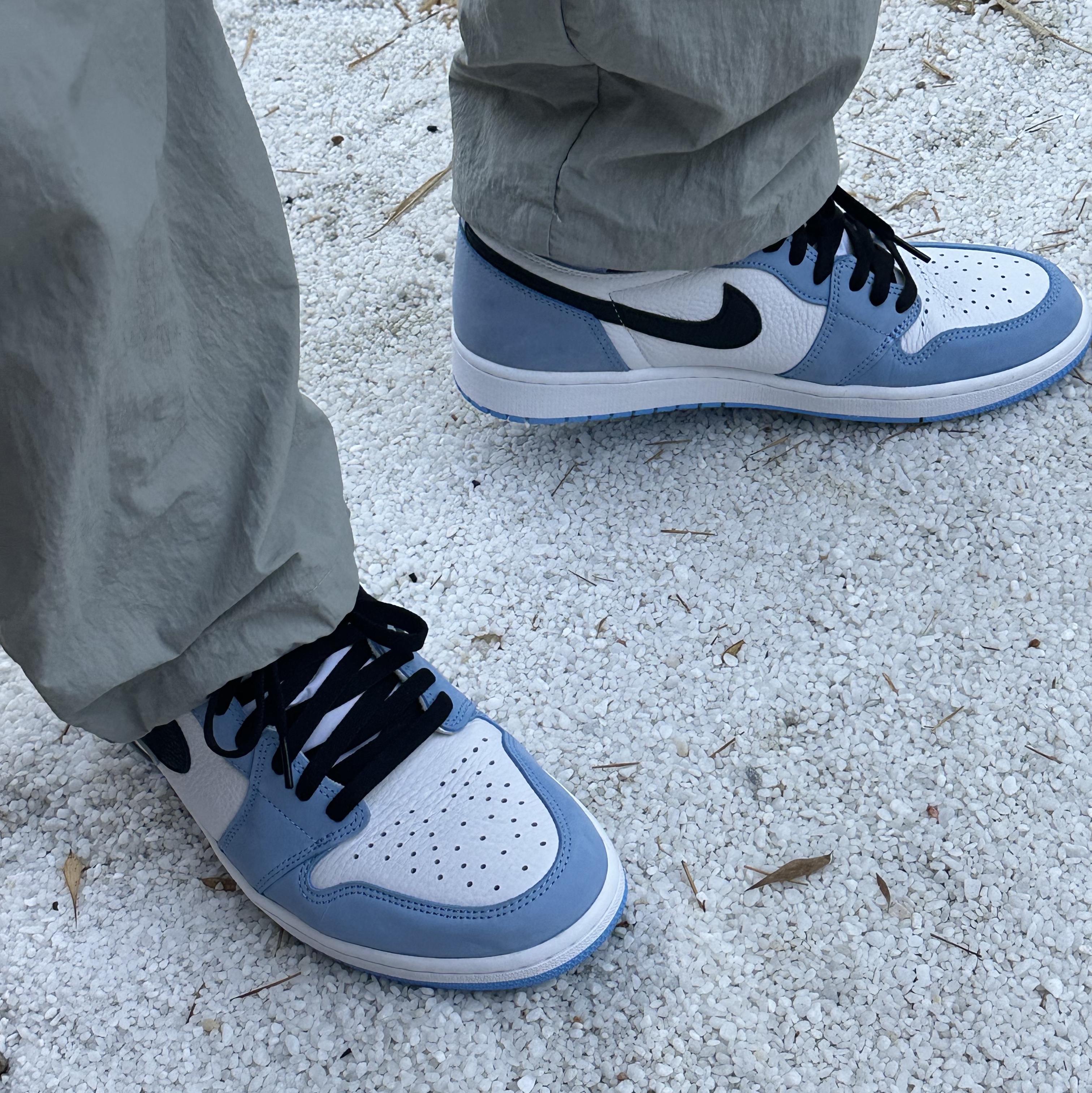 Jordan 1 Retro High OG University Blue 착용 스타일 - 1