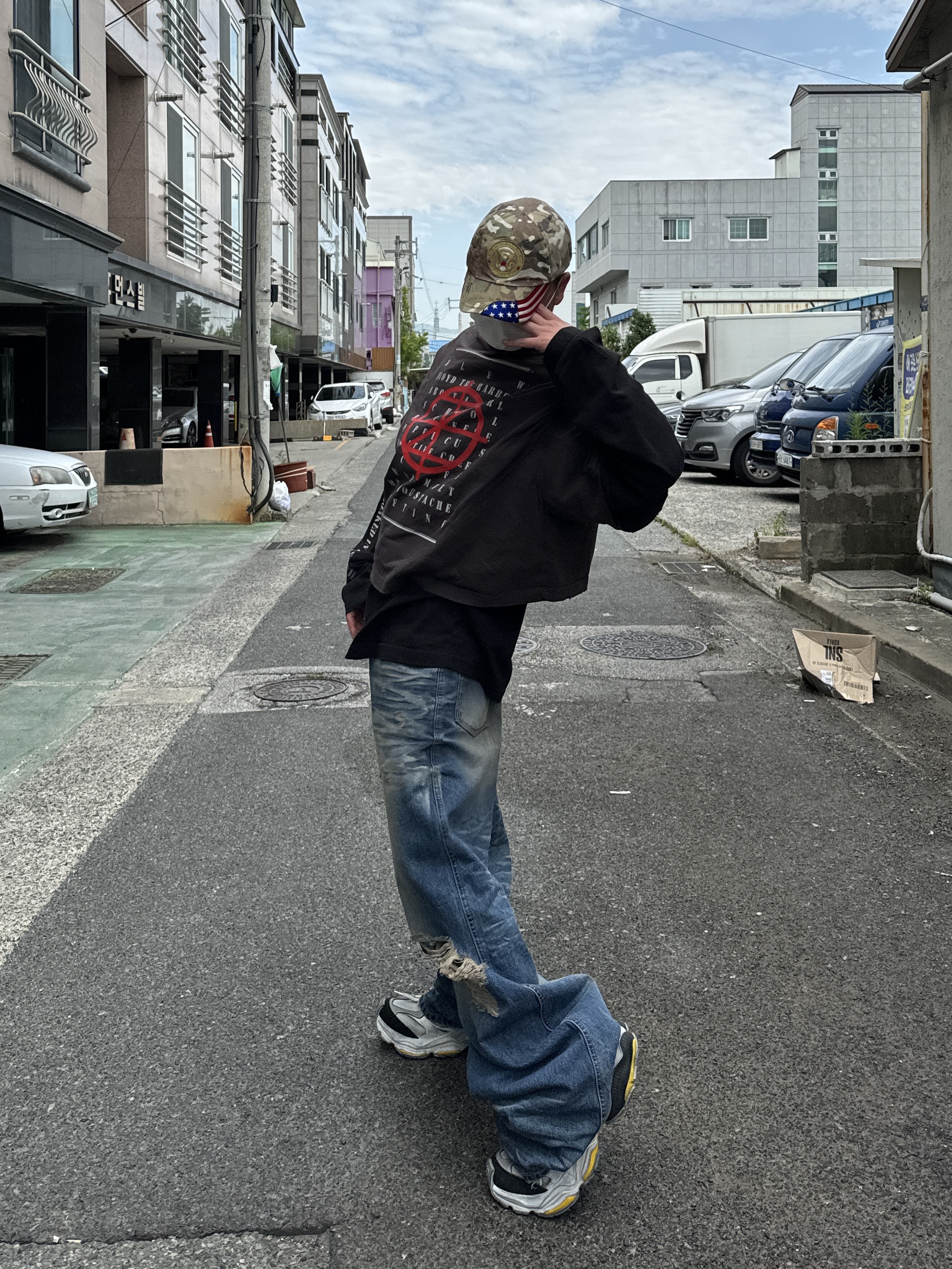 Balenciaga Cargo Sneakers Grey Black Yellow, Project G/R Over-Head Slogan T-Shirt Black 착용 스타일 - 1
