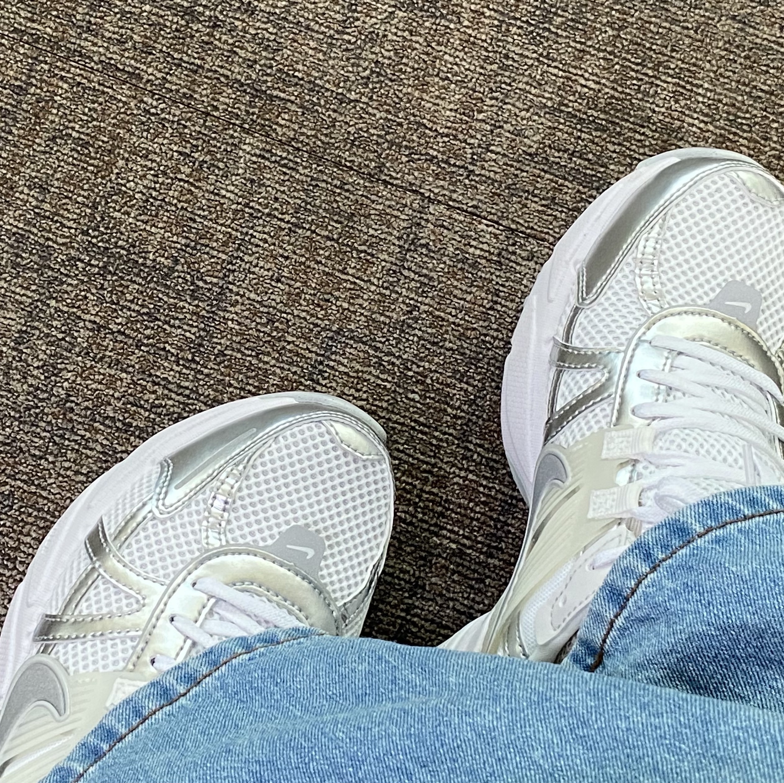 Nike V2K Run Metallic Silver White 착용 스타일 - 2