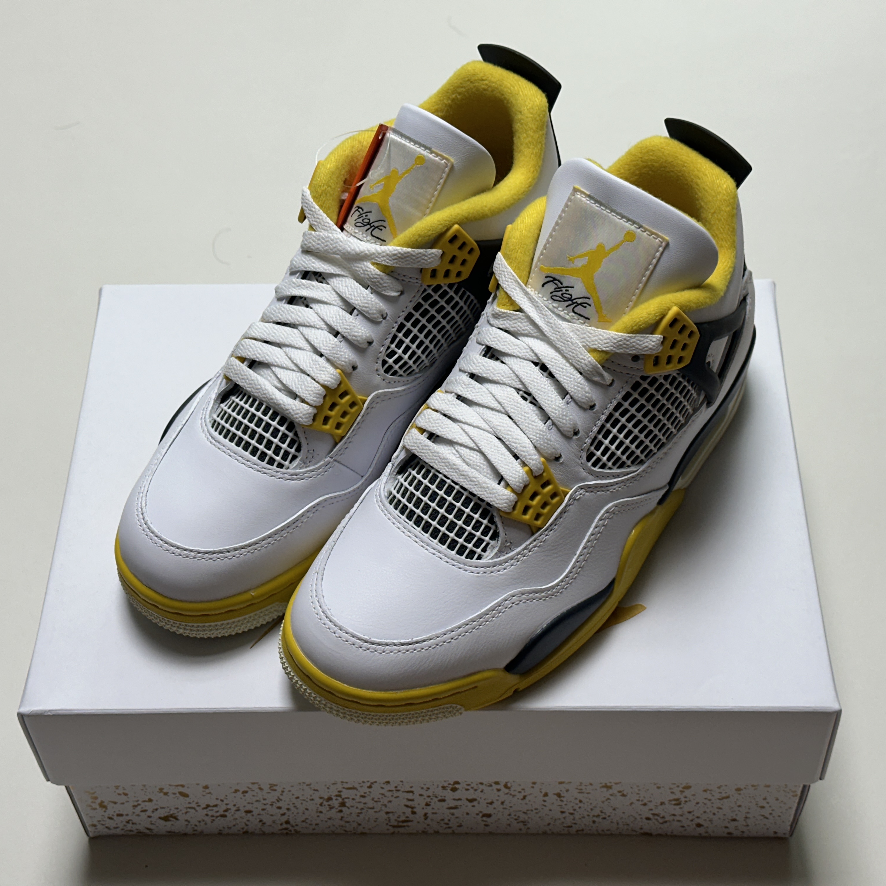 (W) Jordan 4 Retro Vivid Sulfur 착용 스타일 - 1