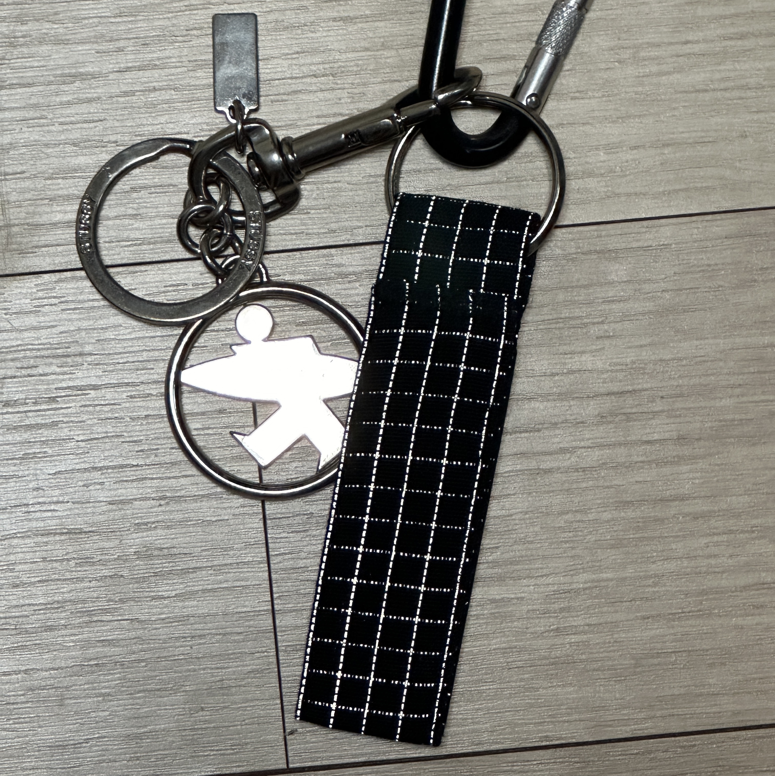 Supreme Ripstop Keychain Black - 24SS, Stussy Surfman Keychain Silver 착용 스타일 - 2