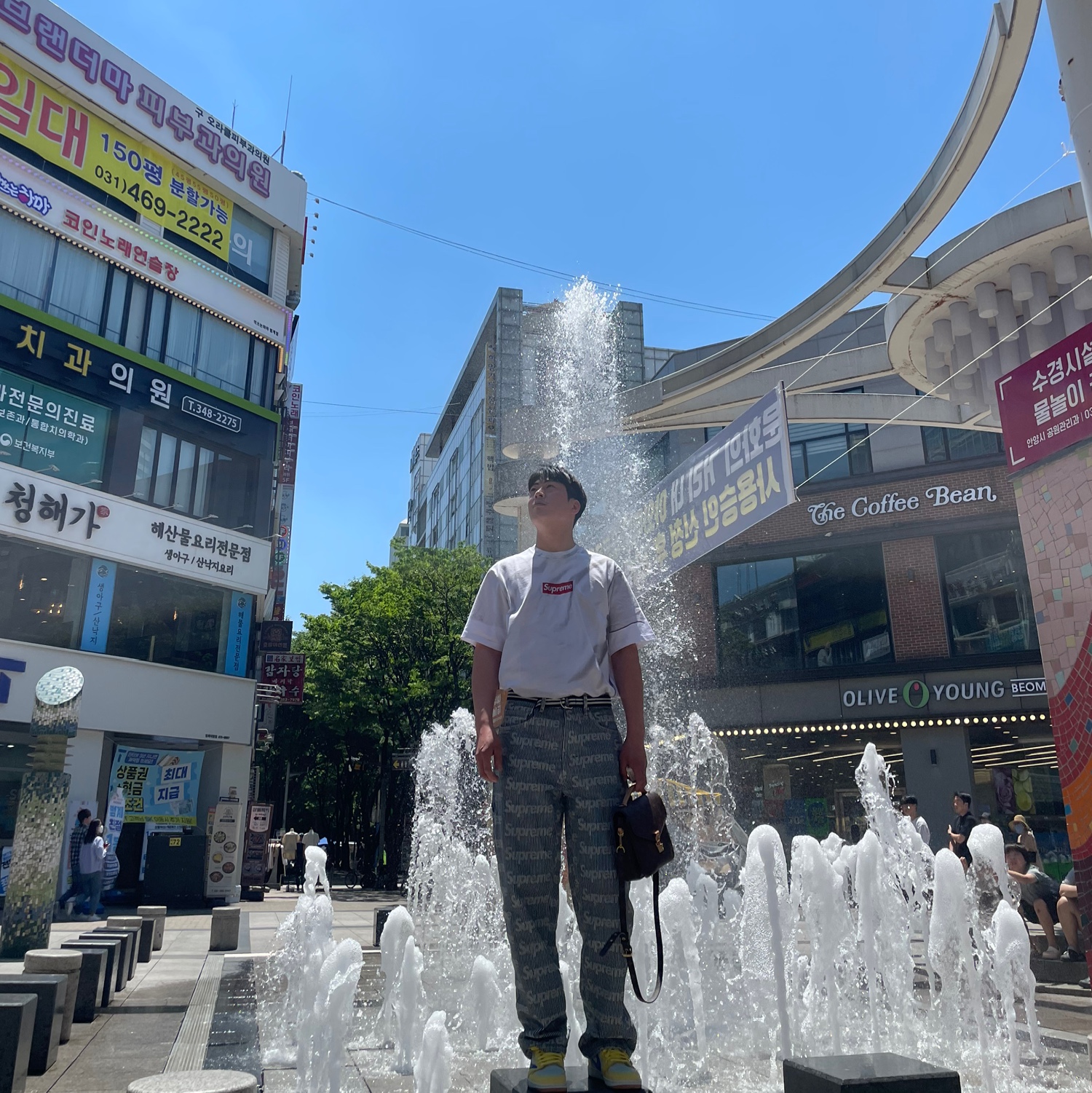 Supreme Denim Painter Pants Stripe - 24SS, Supreme x MM6 Maison Margiela Box Logo T-Shirt White - 24SS 착용 스타일 - 1