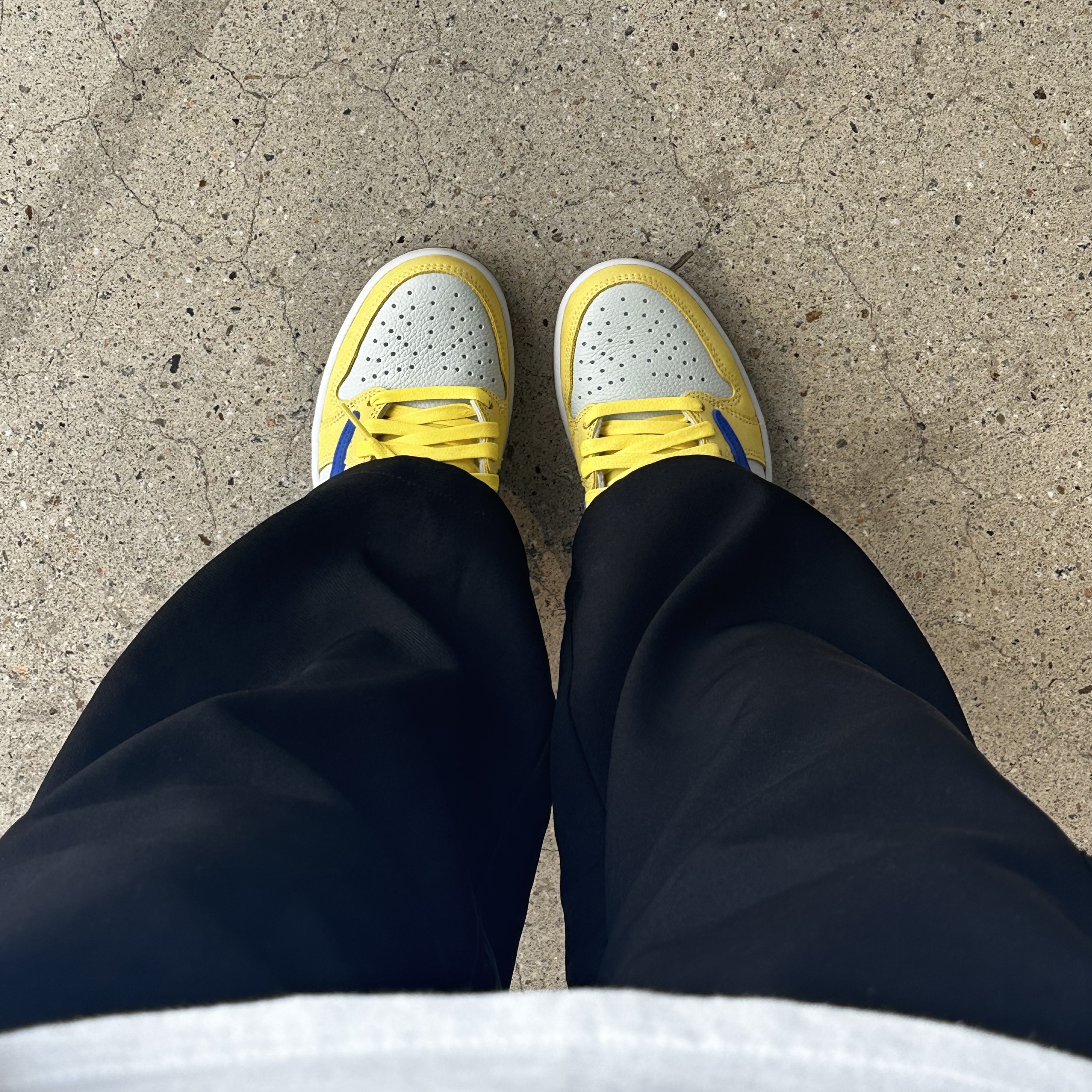 (W) Jordan 1 x Travis Scott Retro Low OG SP Canary 착용 스타일 - 1