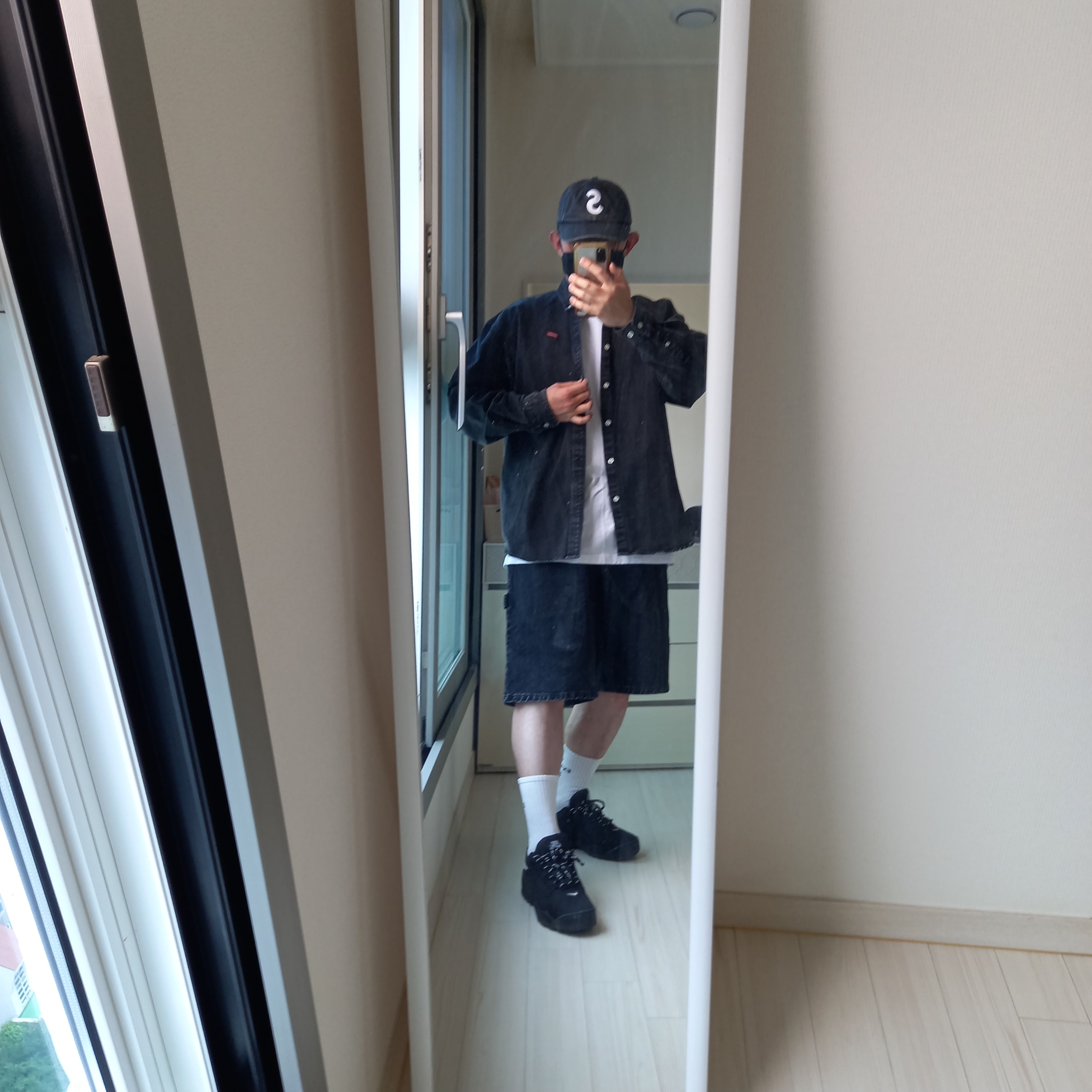 Supreme Pigment Canvas S Logo 6-Panel Black - 23SS, Supreme Small Box Shirt Washed Black - 24SS 착용 스타일 - 2