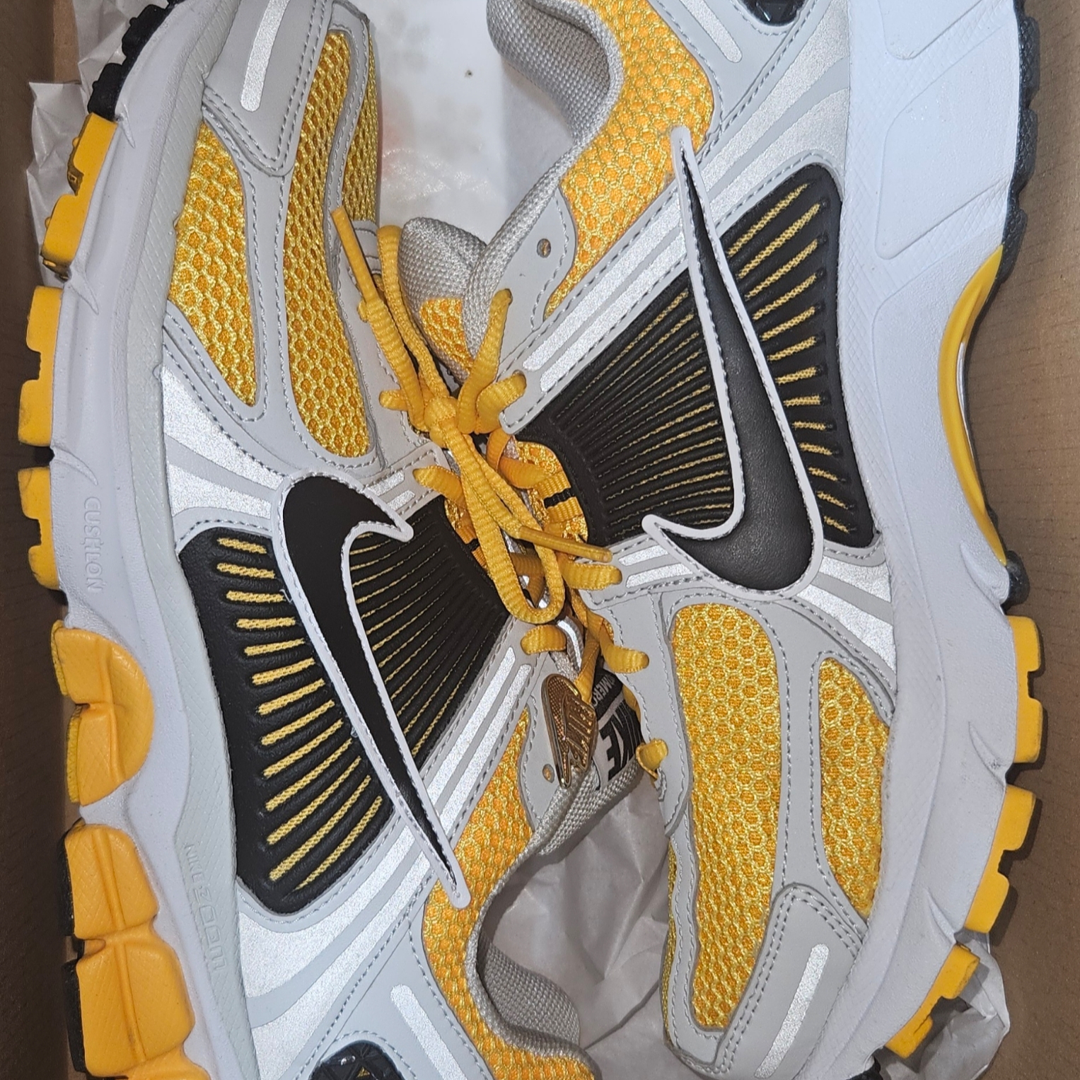 Nike Zoom Vomero 5 Photon Dust University Gold 착용 스타일
