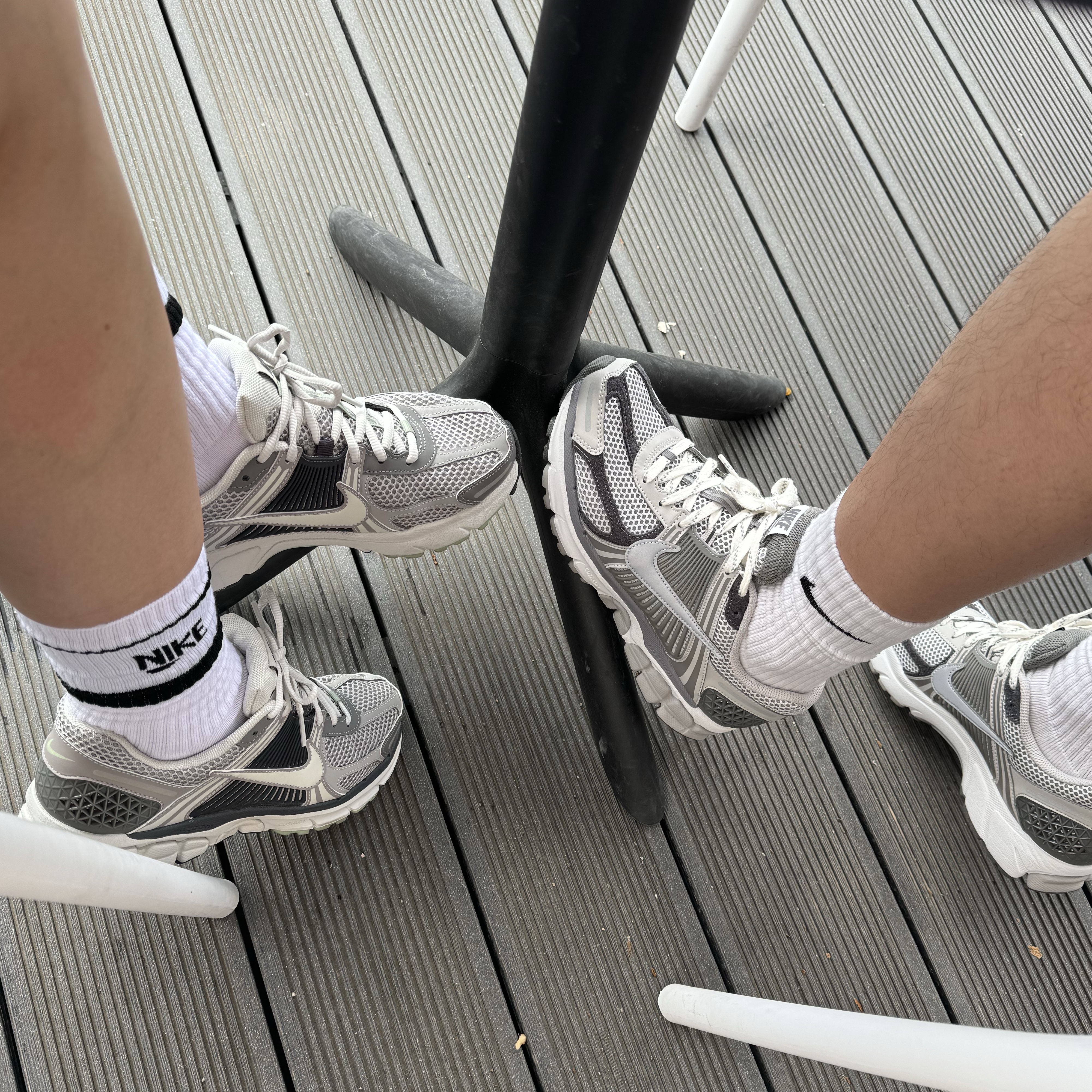 (W) Nike Zoom Vomero 5 Cobblestone and Flat Pewter, Nike Zoom Vomero 5 PRM Light Iron Ore and Flat Fewter 착용 스타일