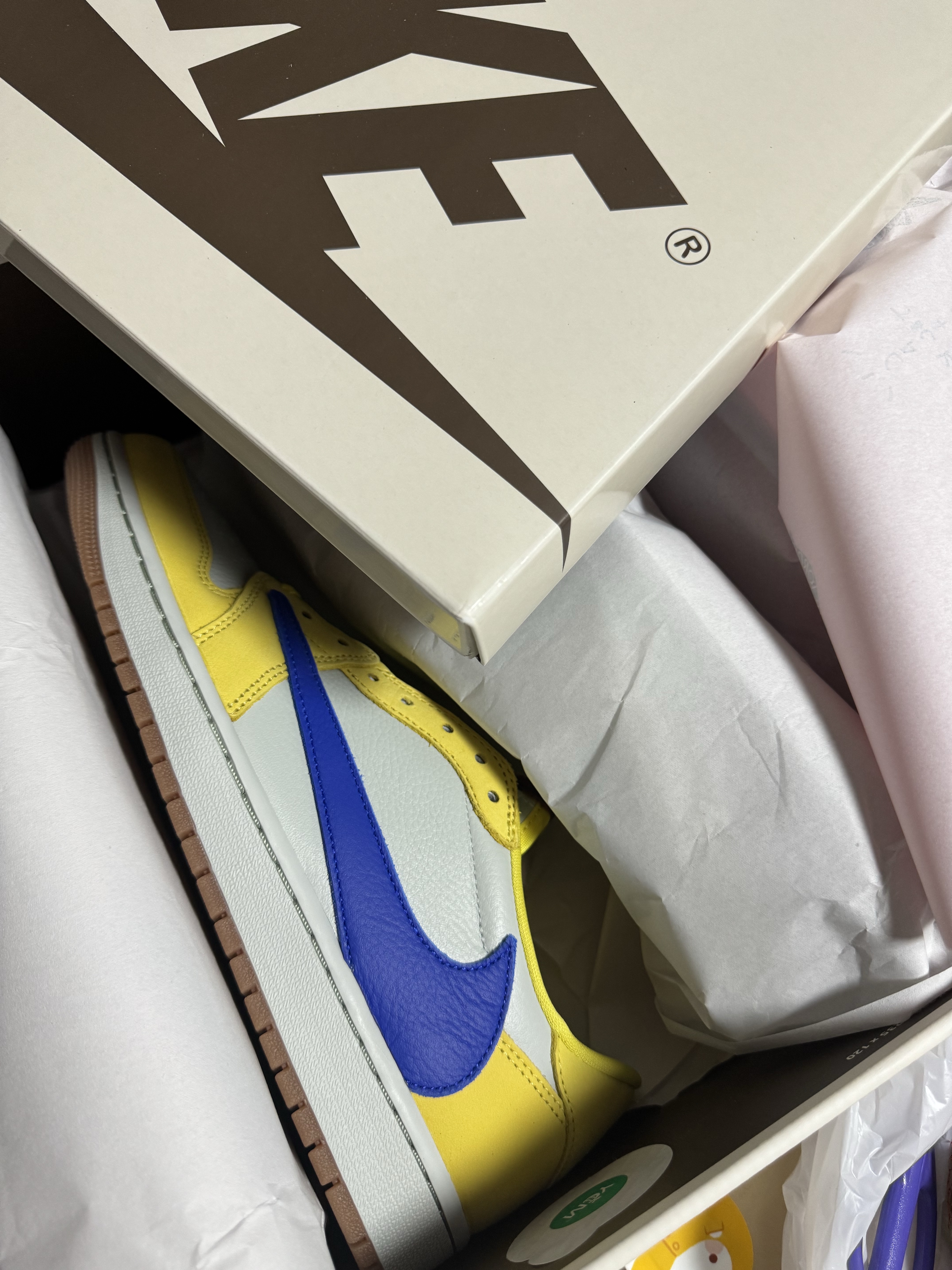 (W) Jordan 1 x Travis Scott Retro Low OG SP Canary 착용 스타일 - 1