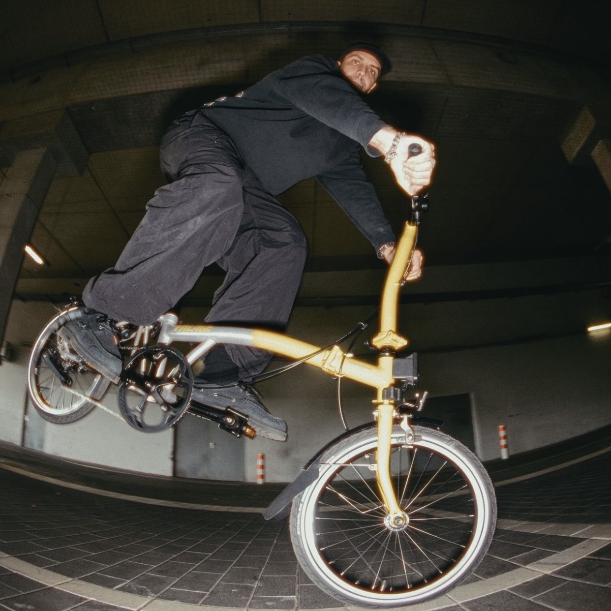 Brompton x Palace C Line Urban 2 Speed Glowstick Yellow 착용 스타일 - 3