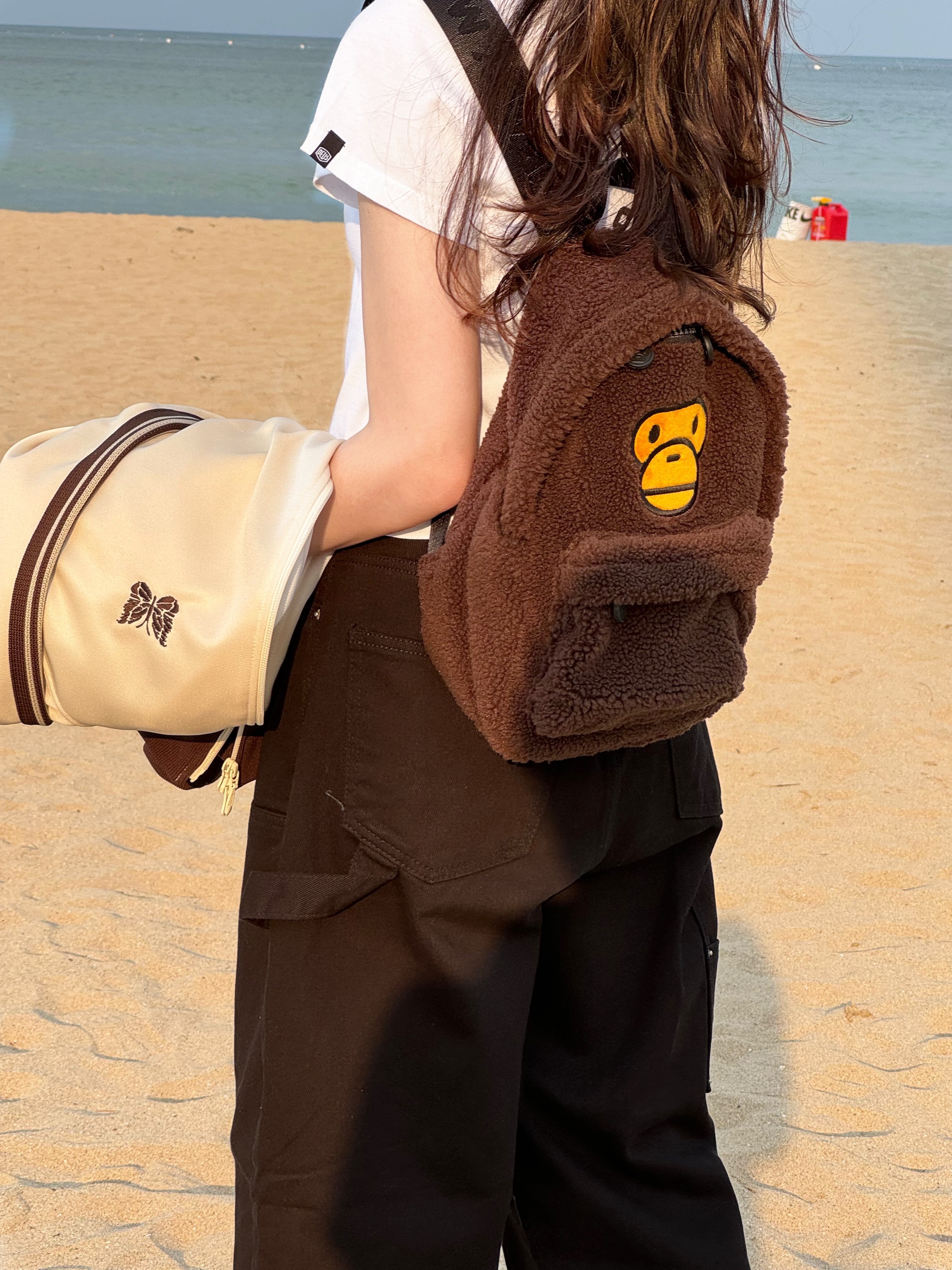 BAPE Baby Milo Mini Fur Backpack Brown, (Kids) Deus Ex Machina College Seoul T-Shirt White 착용 스타일