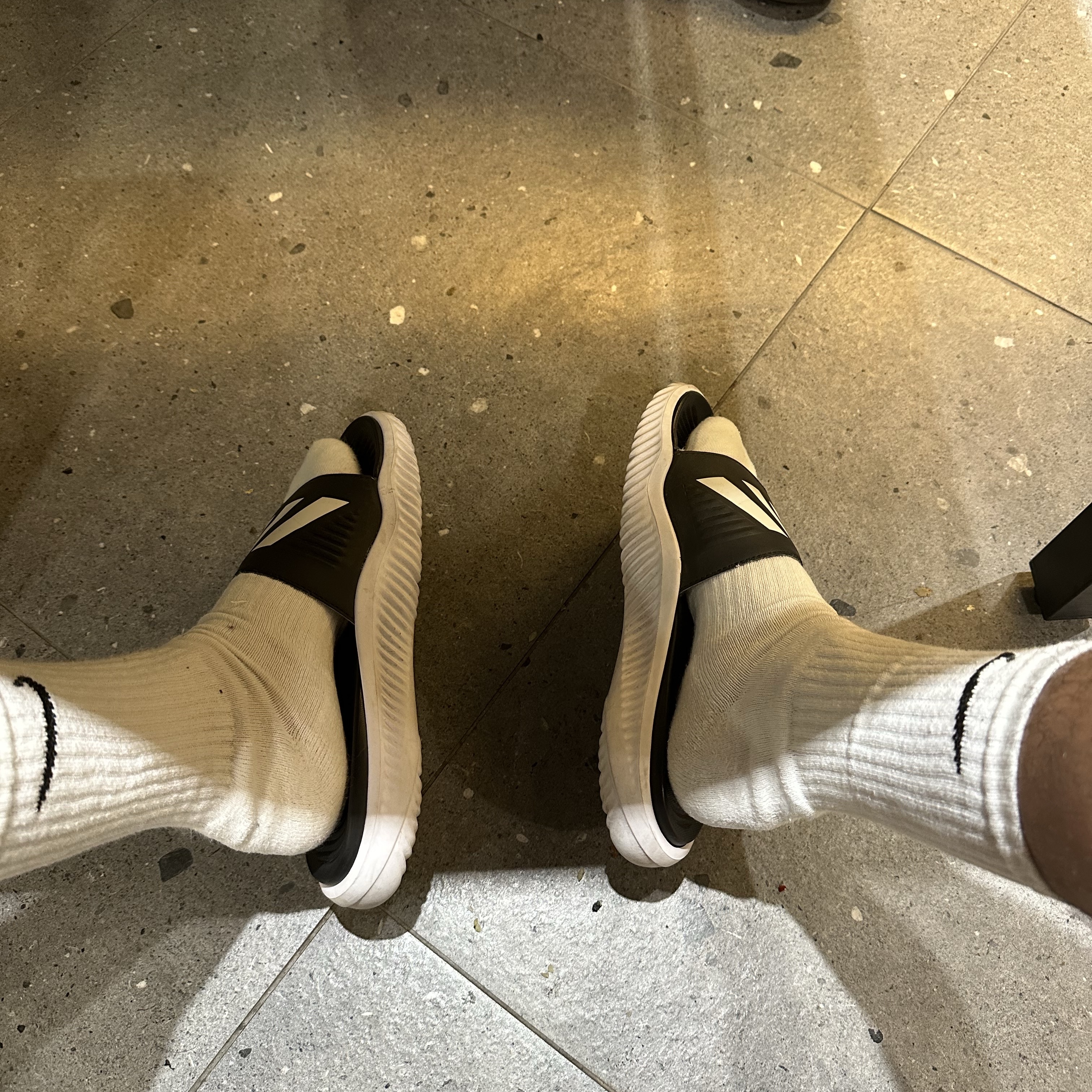 Adidas Alphabounce Slide Cloud White Core Black 착용 스타일