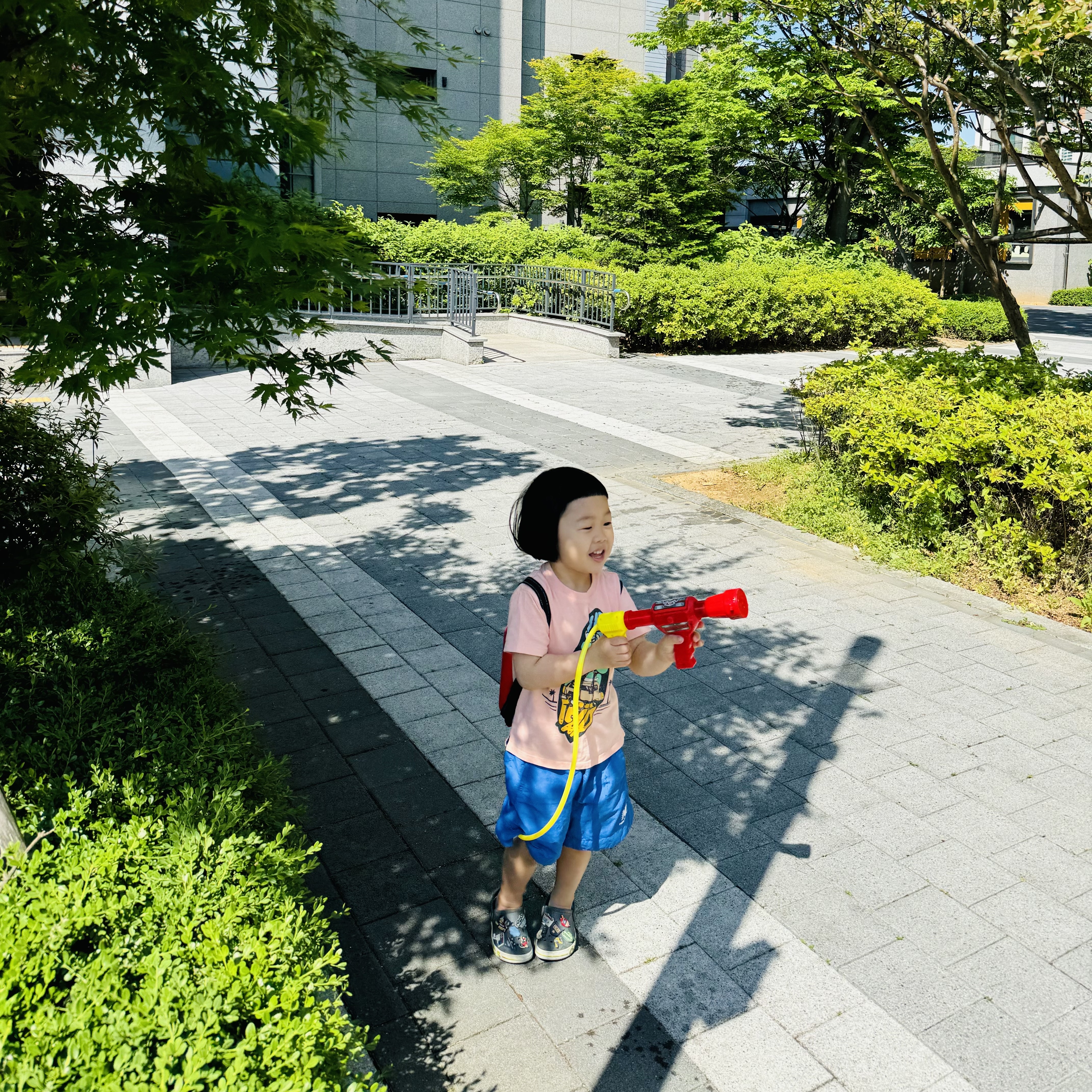 (키즈) 크록스 바야밴드 클로그 슬레이트 그레이 라임 펀치 착용 스타일 - 7