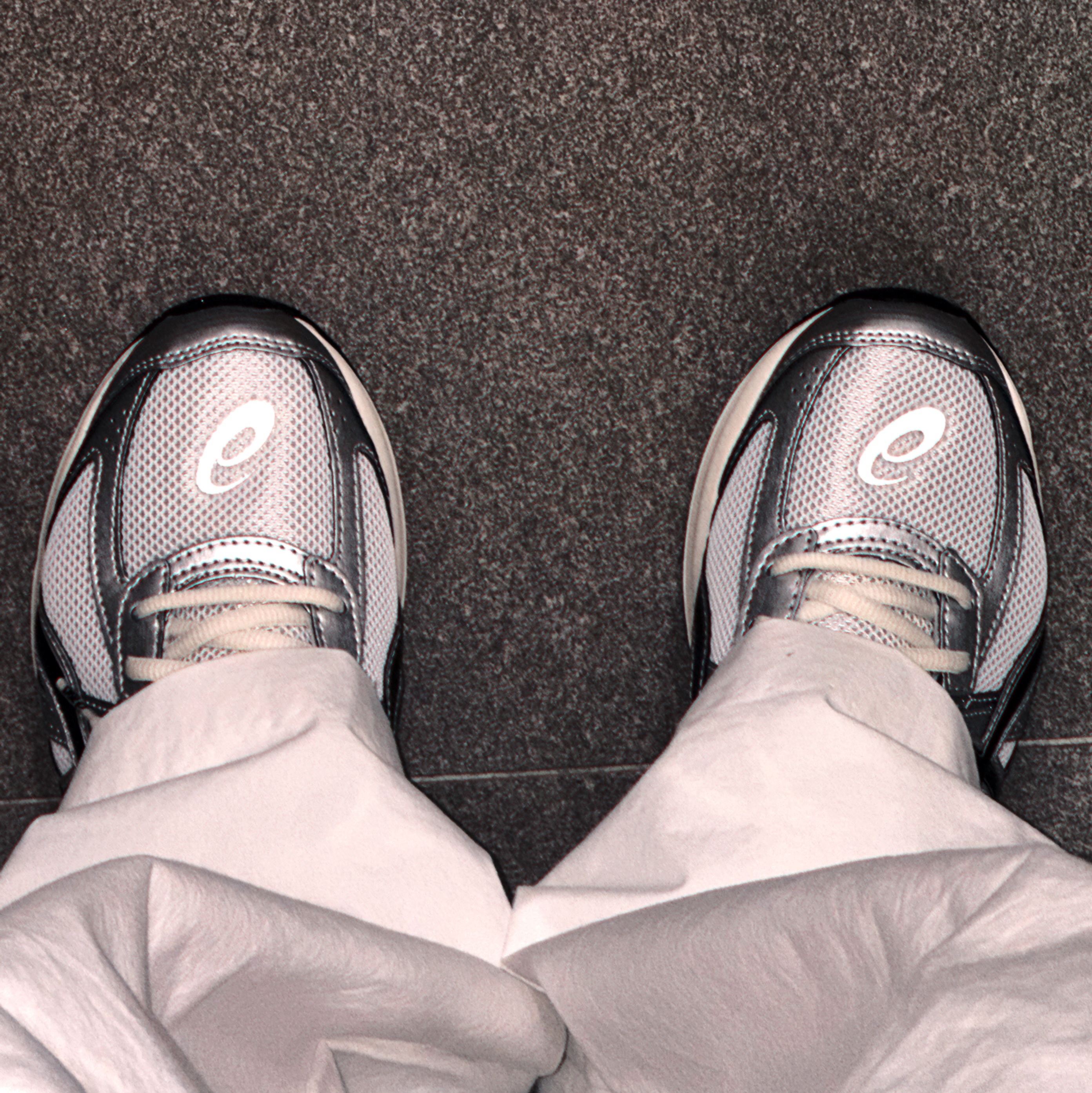 Asics Jog 100 S White Black - 2E Wide 착용 스타일 - 4