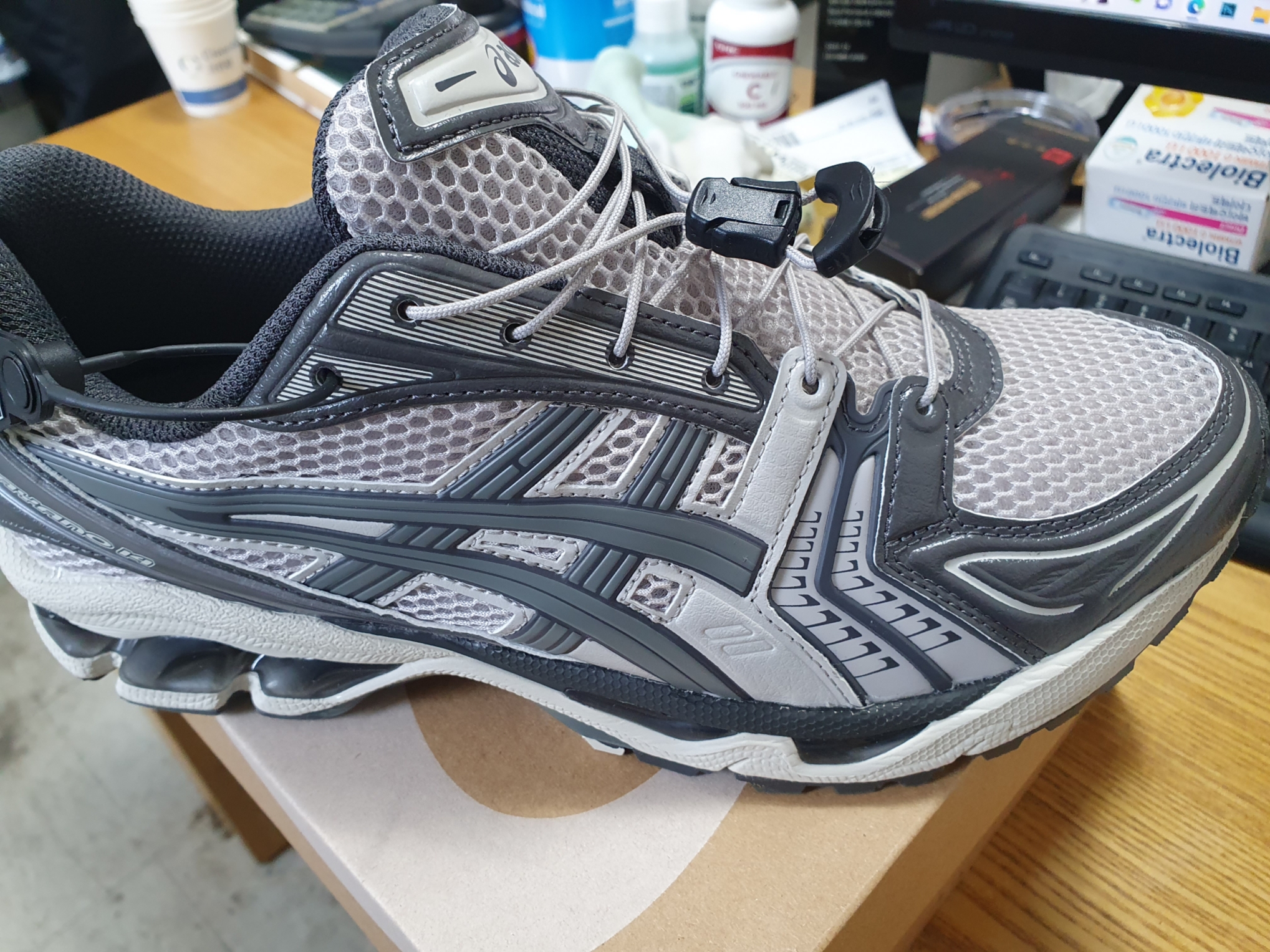 Asics Unlimited Gel-Kayano 14 Oyster Grey Clay Grey 착용 스타일