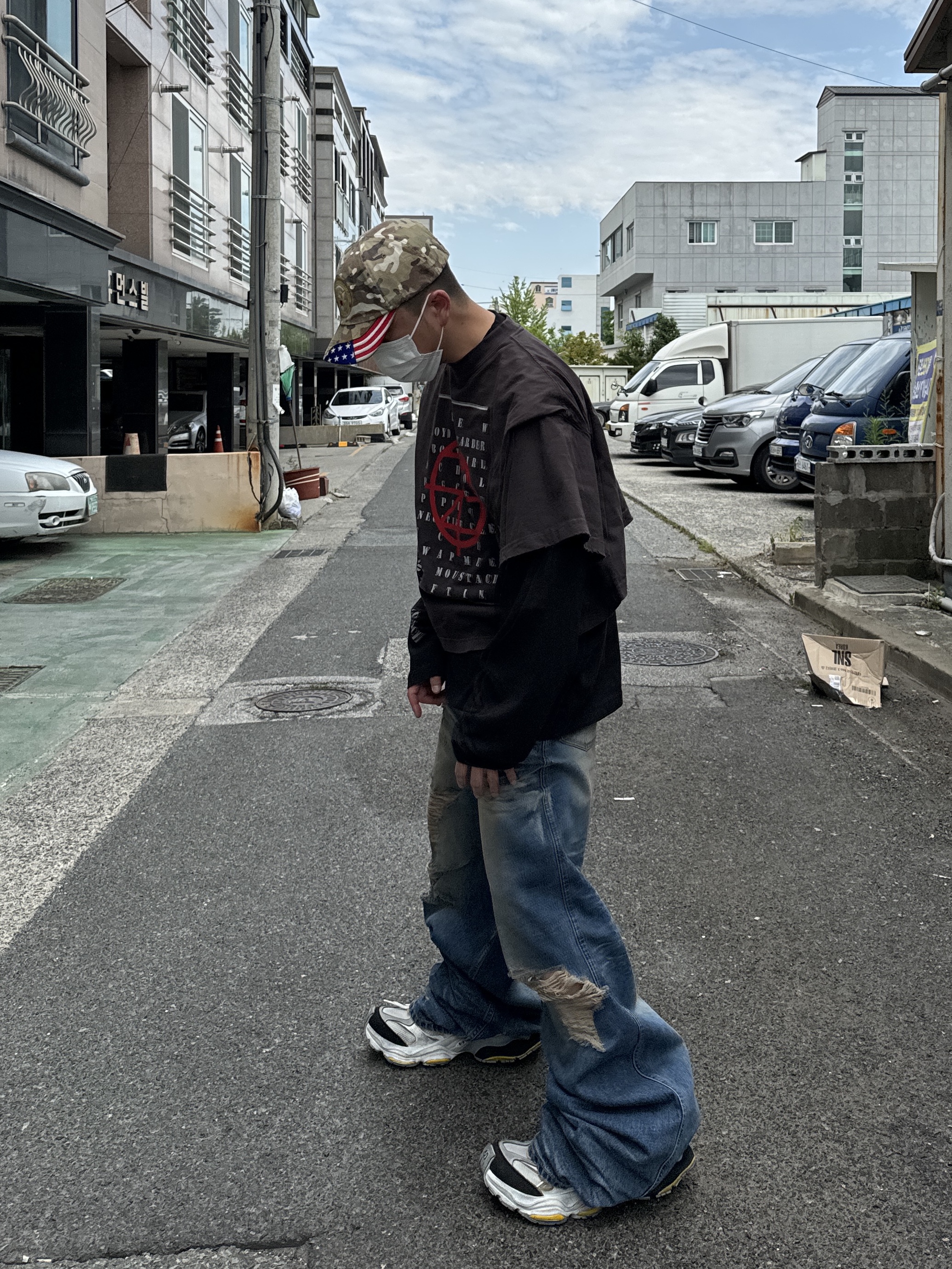 Balenciaga Cargo Sneakers Grey Black Yellow, Project G/R Over-Head Slogan T-Shirt Black 착용 스타일 - 2