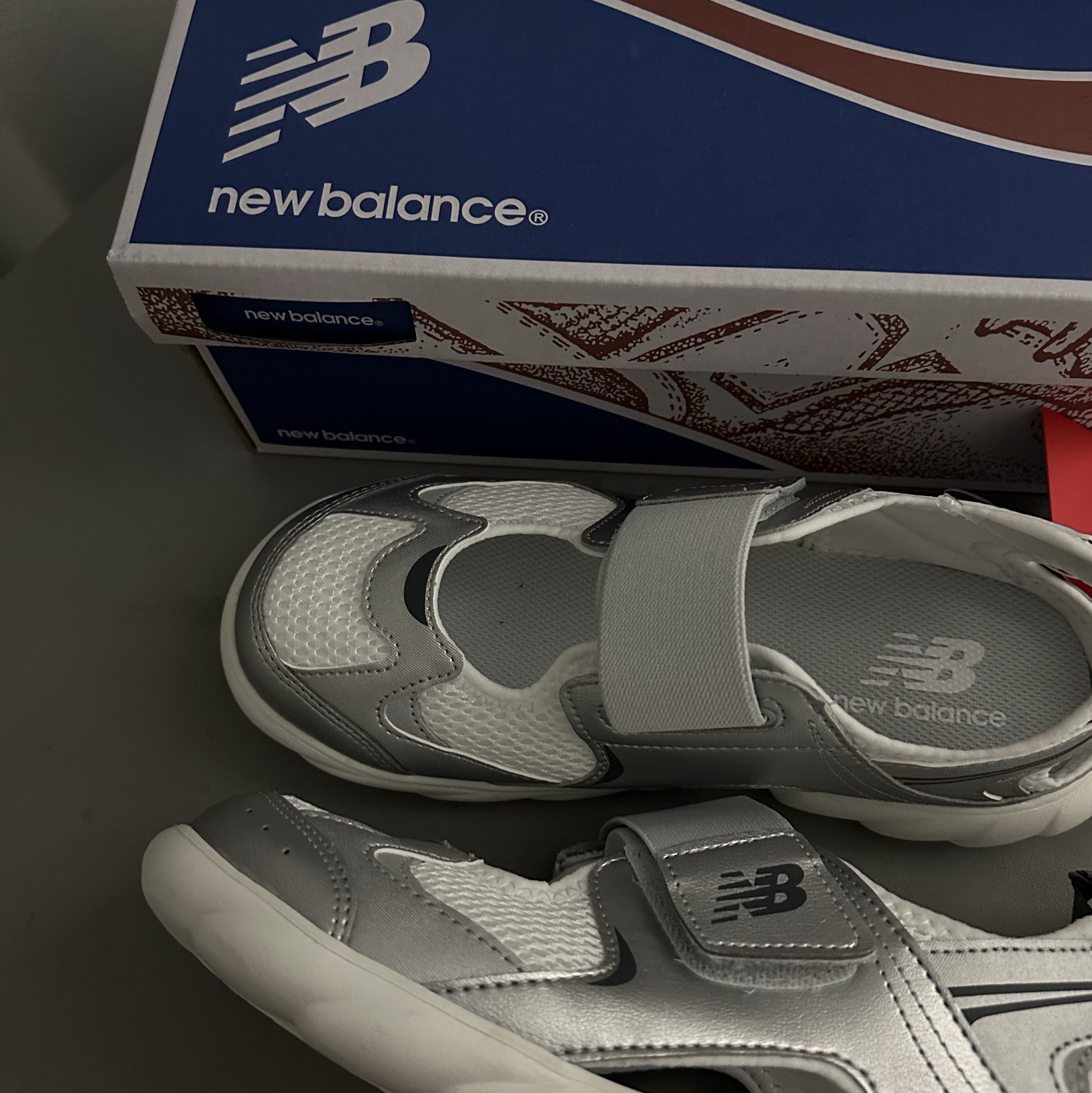 (Kids) New Balance Freedle 920 Sandal Silver 착용 스타일