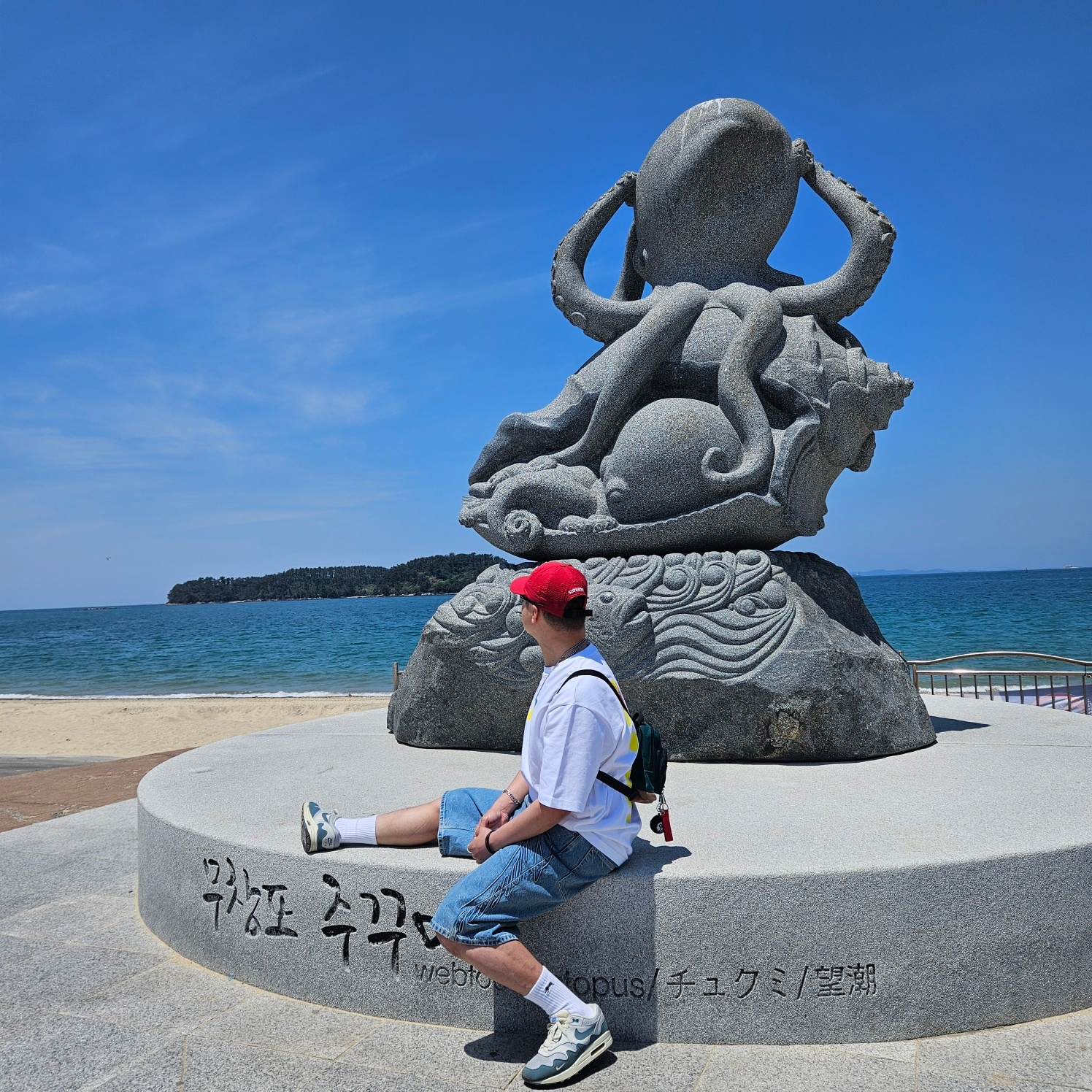 Supreme Seersucker S Logo 6-Panel Red - 24SS, Supreme Script Baggy Denim Short Washed Indigo - 24SS 착용 스타일