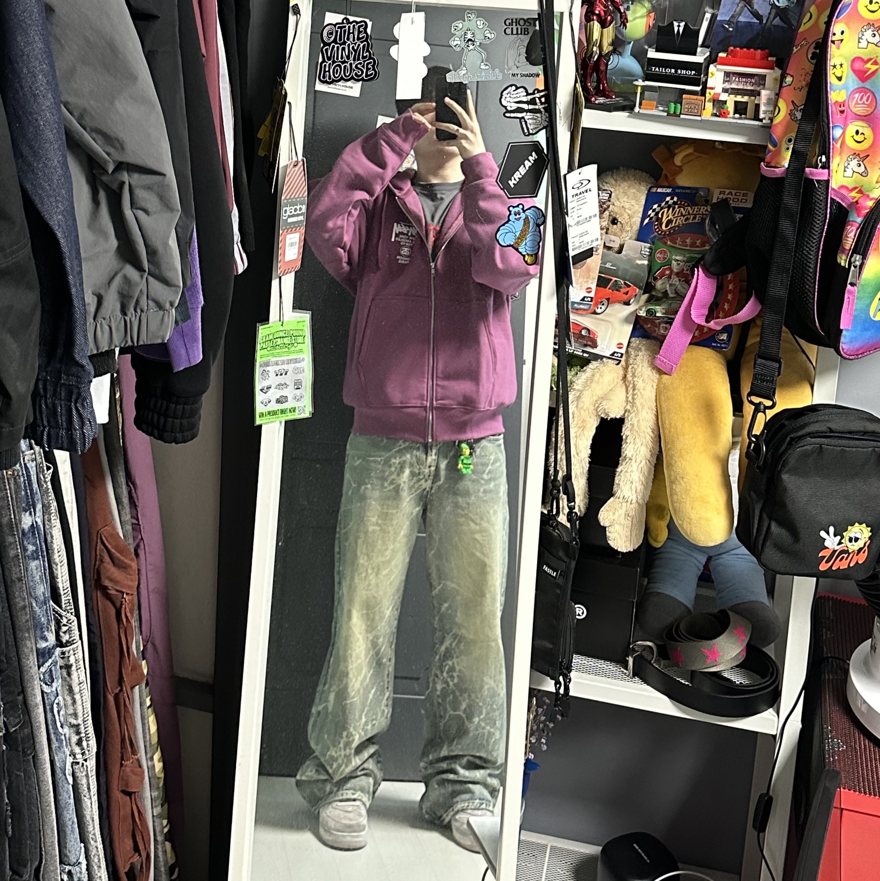 Stussy World Tour Zip Hoodie Berry 2024 착용 스타일