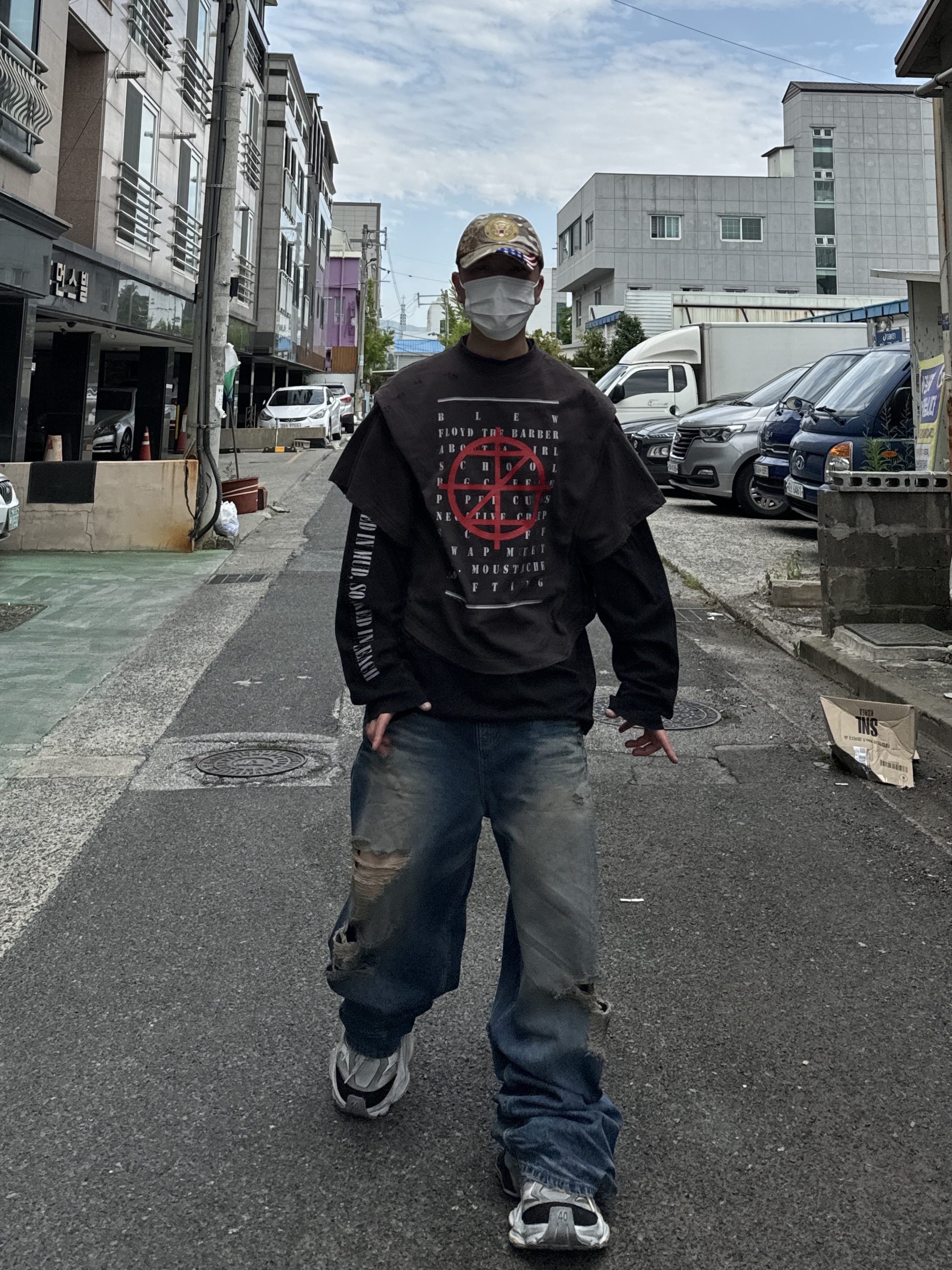 Balenciaga Cargo Sneakers Grey Black Yellow, Project G/R Over-Head Slogan T-Shirt Black 착용 스타일 - 4