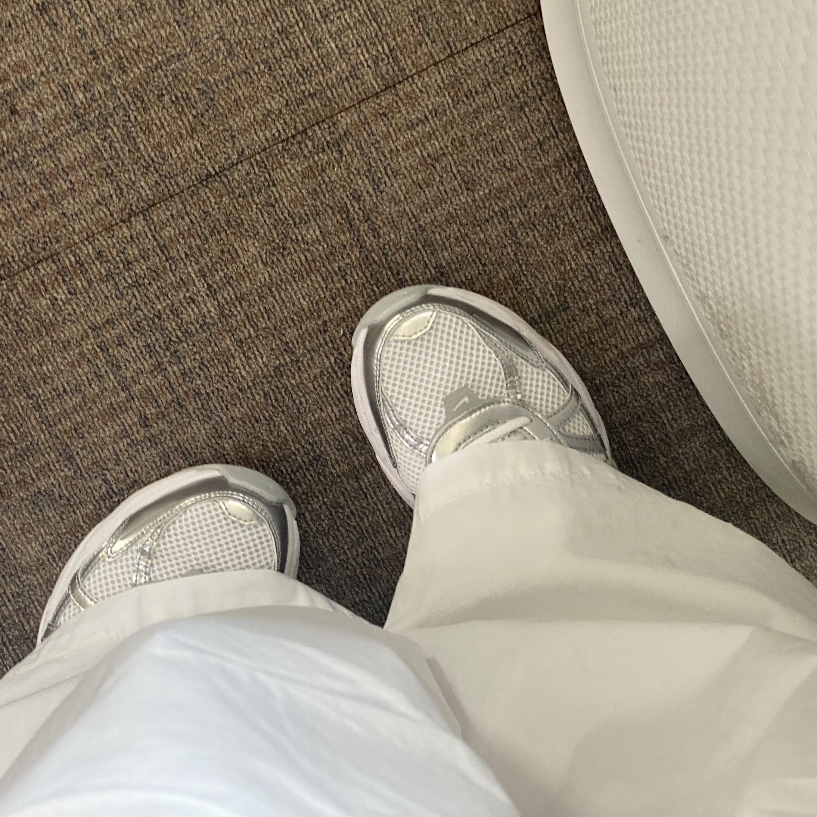 Nike V2K Run Metallic Silver White 착용 스타일 - 1