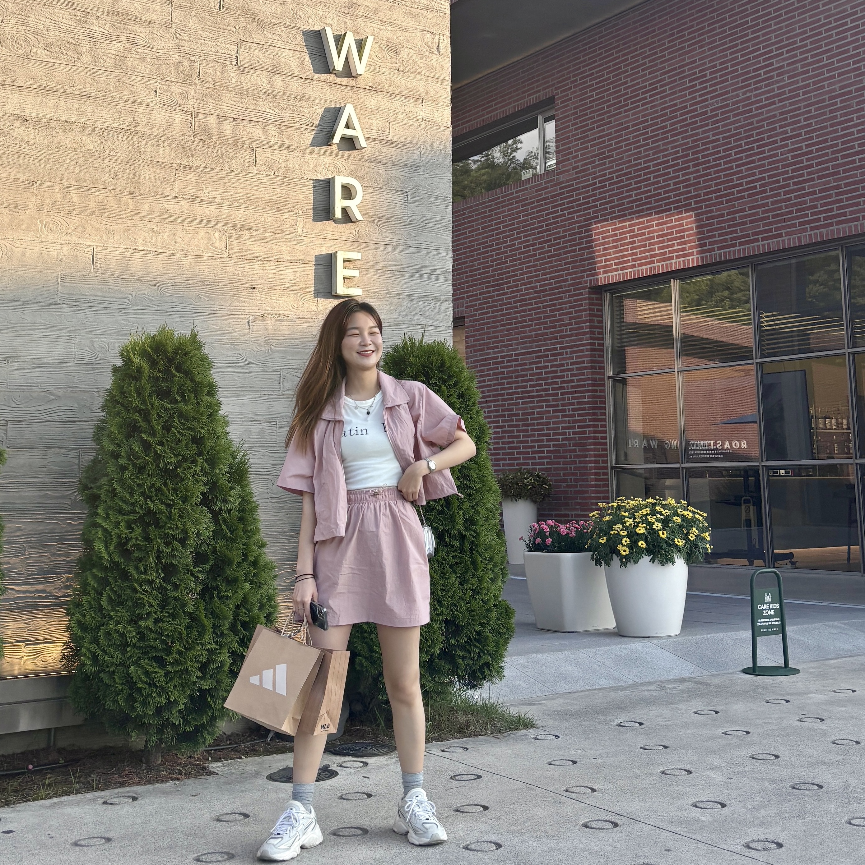 (W) Matin Kim Logo Crop Top White, Matin Kim Accordion Mini Bag Silver 착용 스타일 - 1