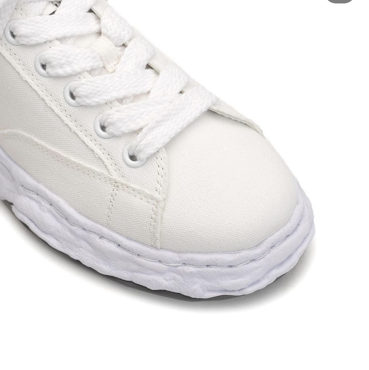 Maison Mihara Yasuhiro Charles OG Sole Canvas Low-top Sneakers White 착용 스타일 - 4