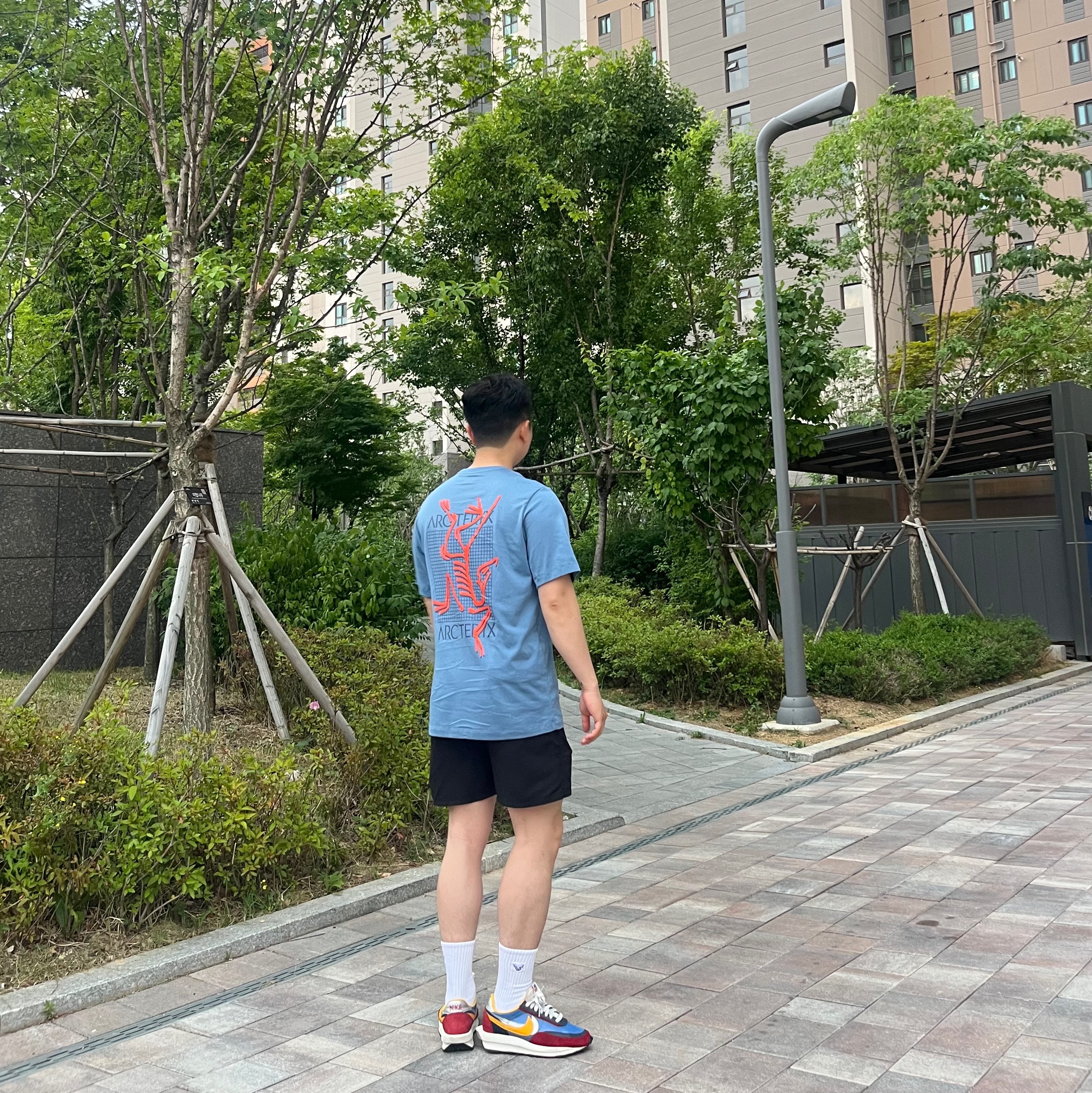 Patagonia Baggies Longs 7 Inch Black, Arc'teryx Arc'Multi Bird Logo SS T-Shirt Stone Wash 착용 스타일