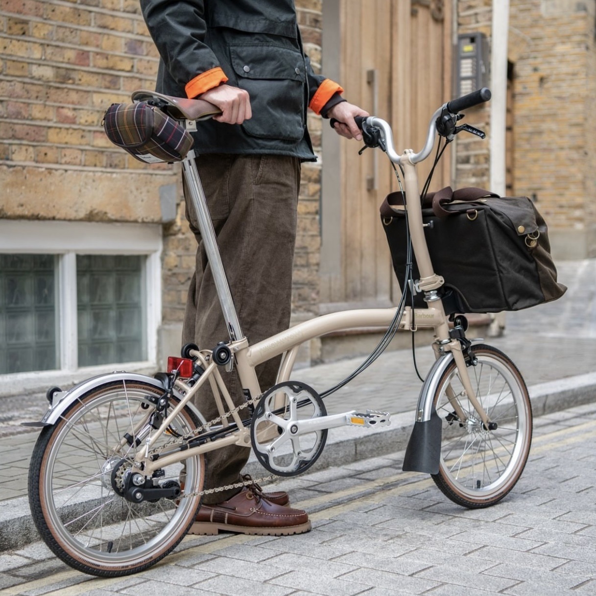 Brompton x Palace C Line Urban 2 Speed Glowstick Yellow 착용 스타일 - 5