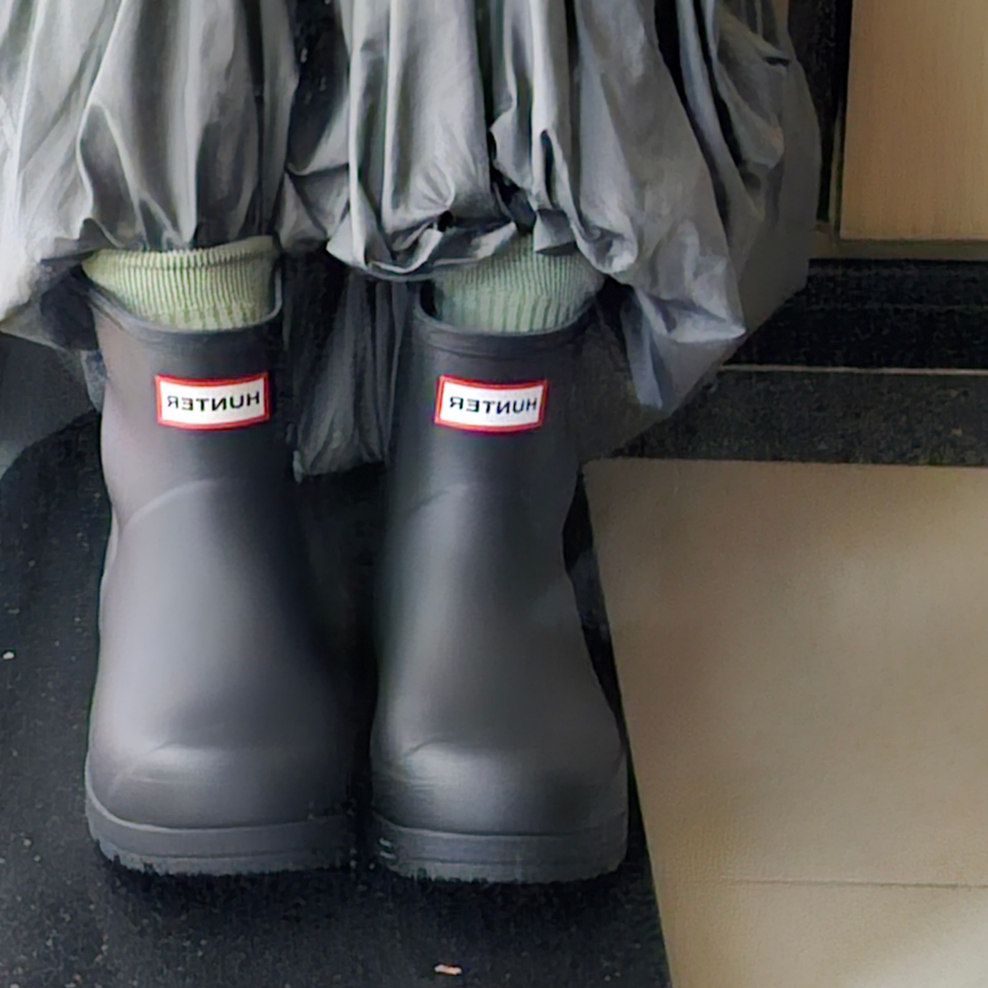 (W) Hunter Play Short Rain Boots Black 착용 스타일
