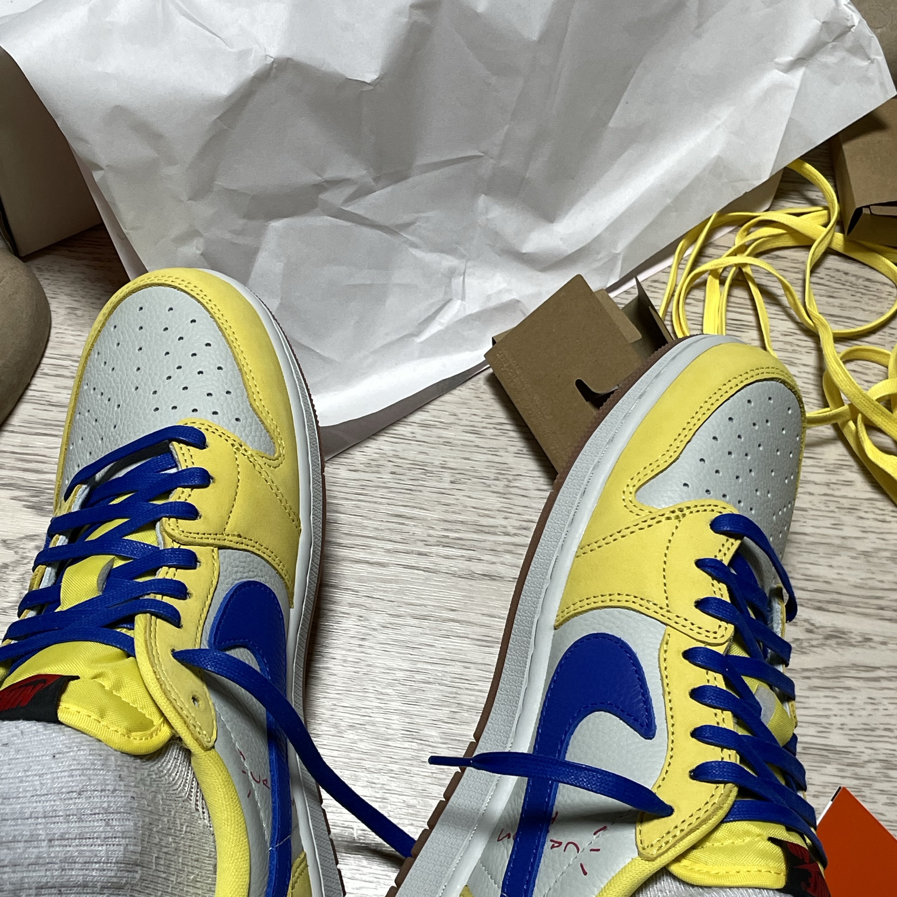 (W) Jordan 1 x Travis Scott Retro Low OG SP Canary 착용 스타일 - 2