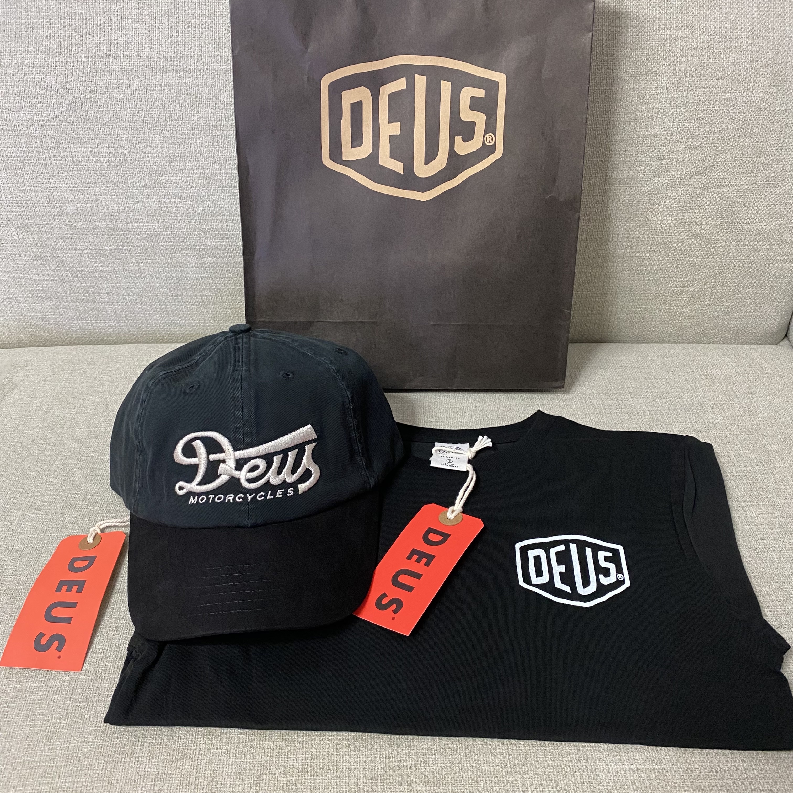 (Kids) Deus Ex Machina College Seoul T-Shirt Black, Deus Ex Machina Relief Dad Cap Black 착용 스타일