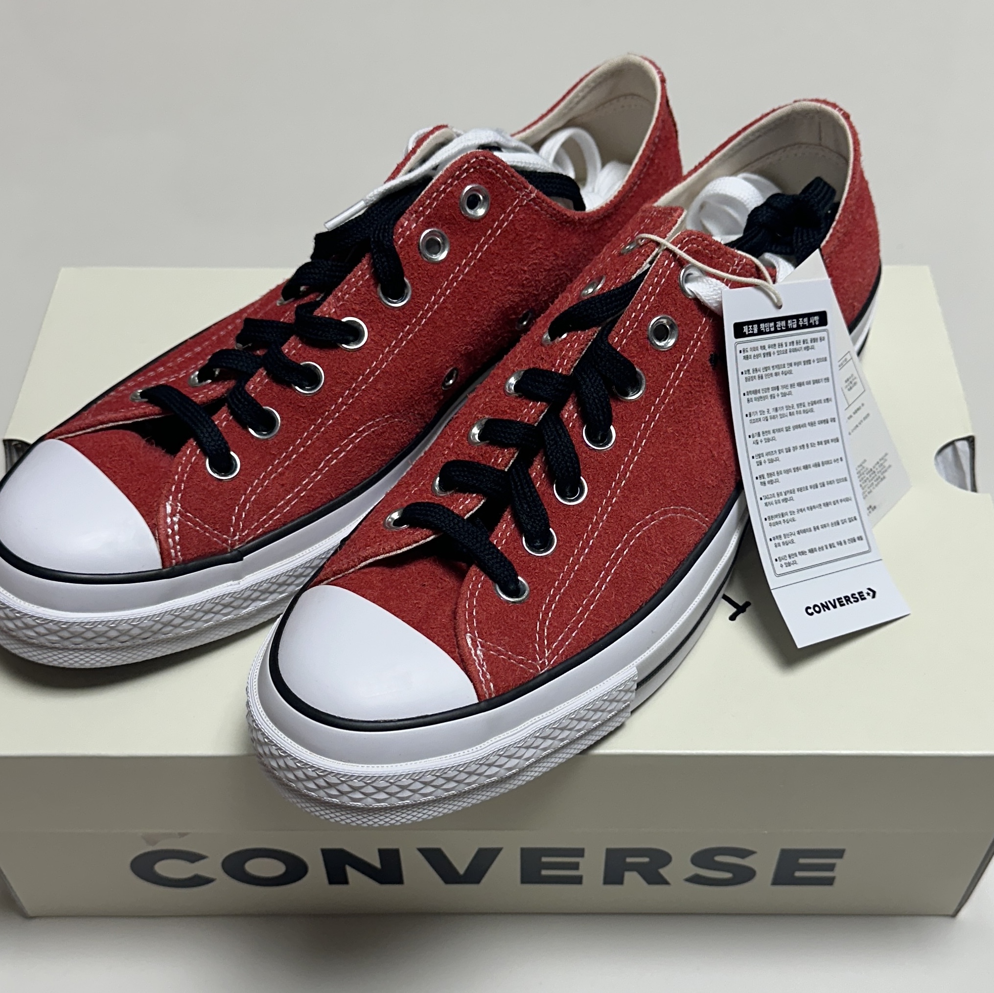 Converse x Stussy Chuck 70 Ox Poppy Red 착용 스타일 - 1