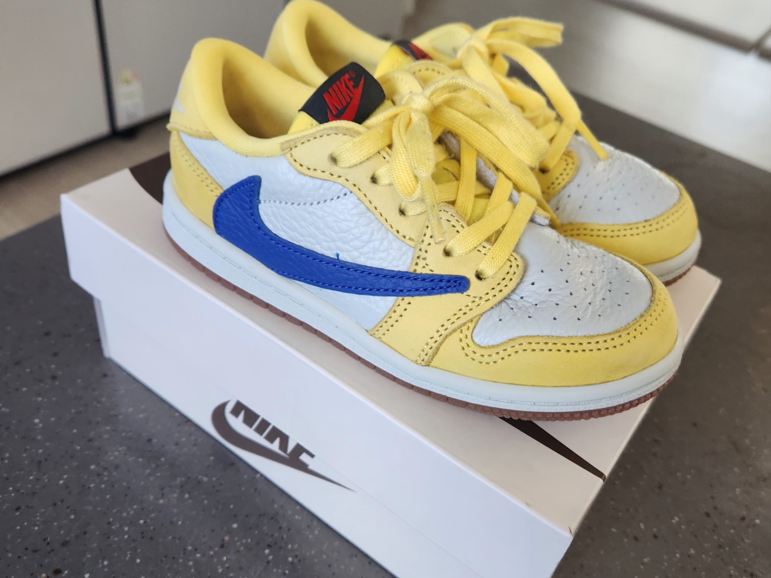 (TD) Jordan 1 x Travis Scott Retro Low OG SP Canary 착용 스타일 - 3