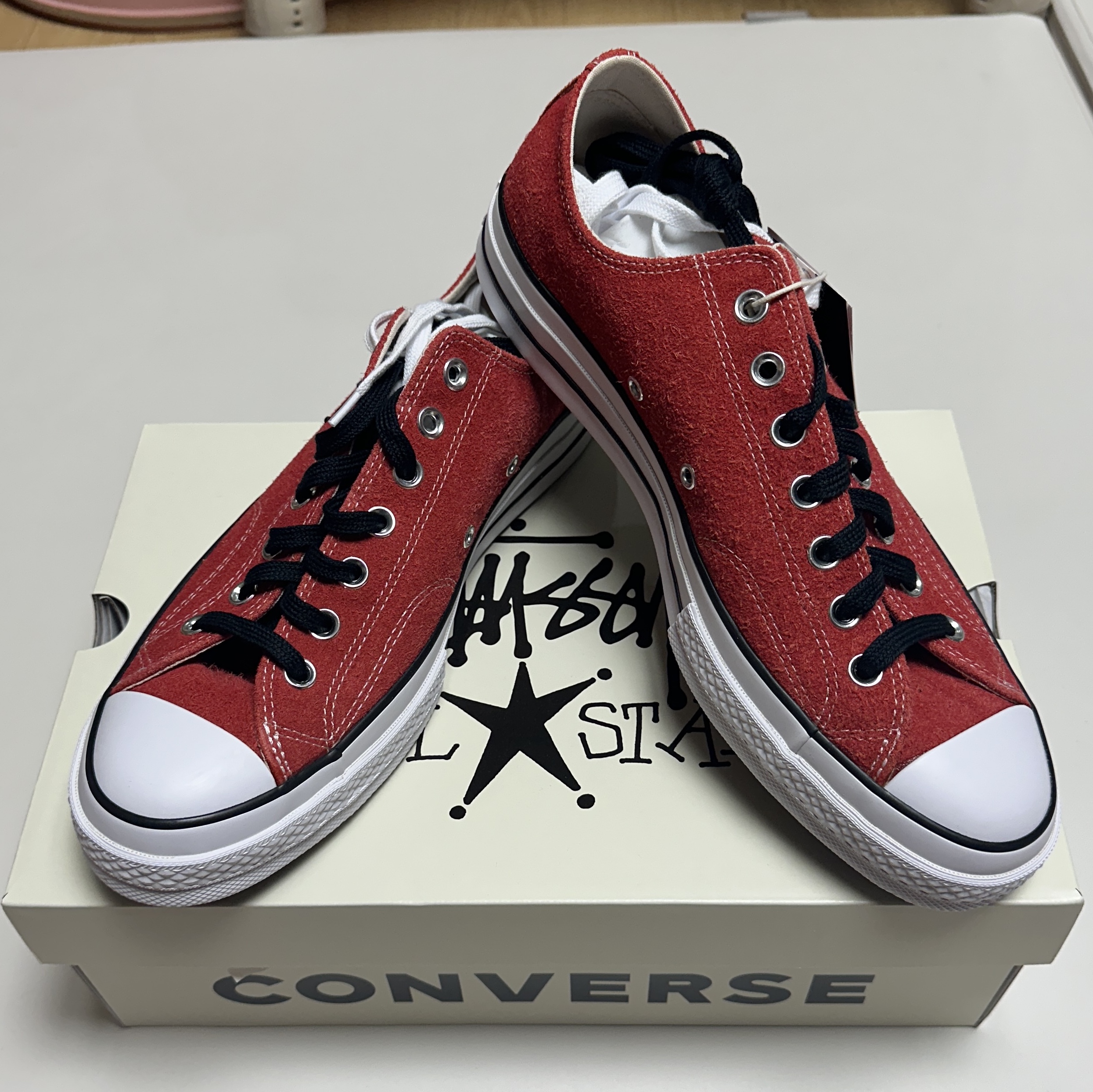 Converse x Stussy Chuck 70 Ox Poppy Red 착용 스타일 - 2