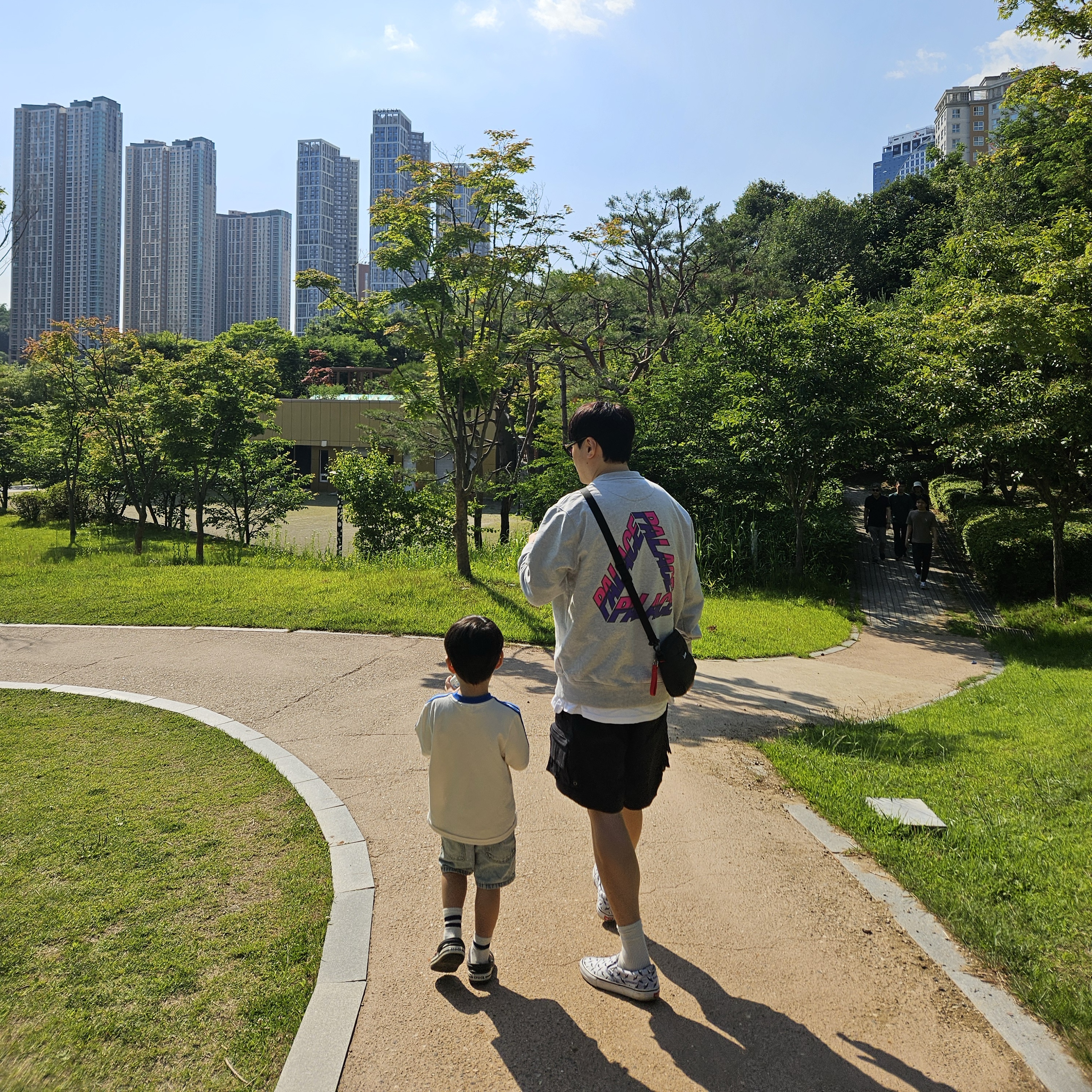 Palace Split P3 Crew Grey Marl - 19FW, Nike ACG Cargo Shorts Black - Asia 착용 스타일 - 1