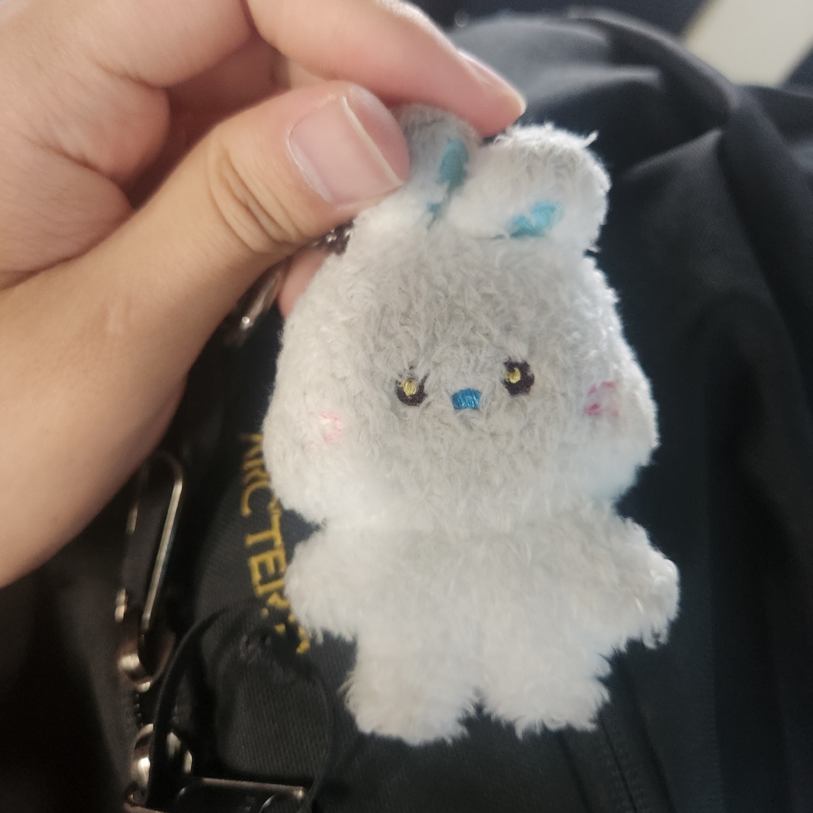 NewJeans Bunini Doll Keyring White 착용 스타일