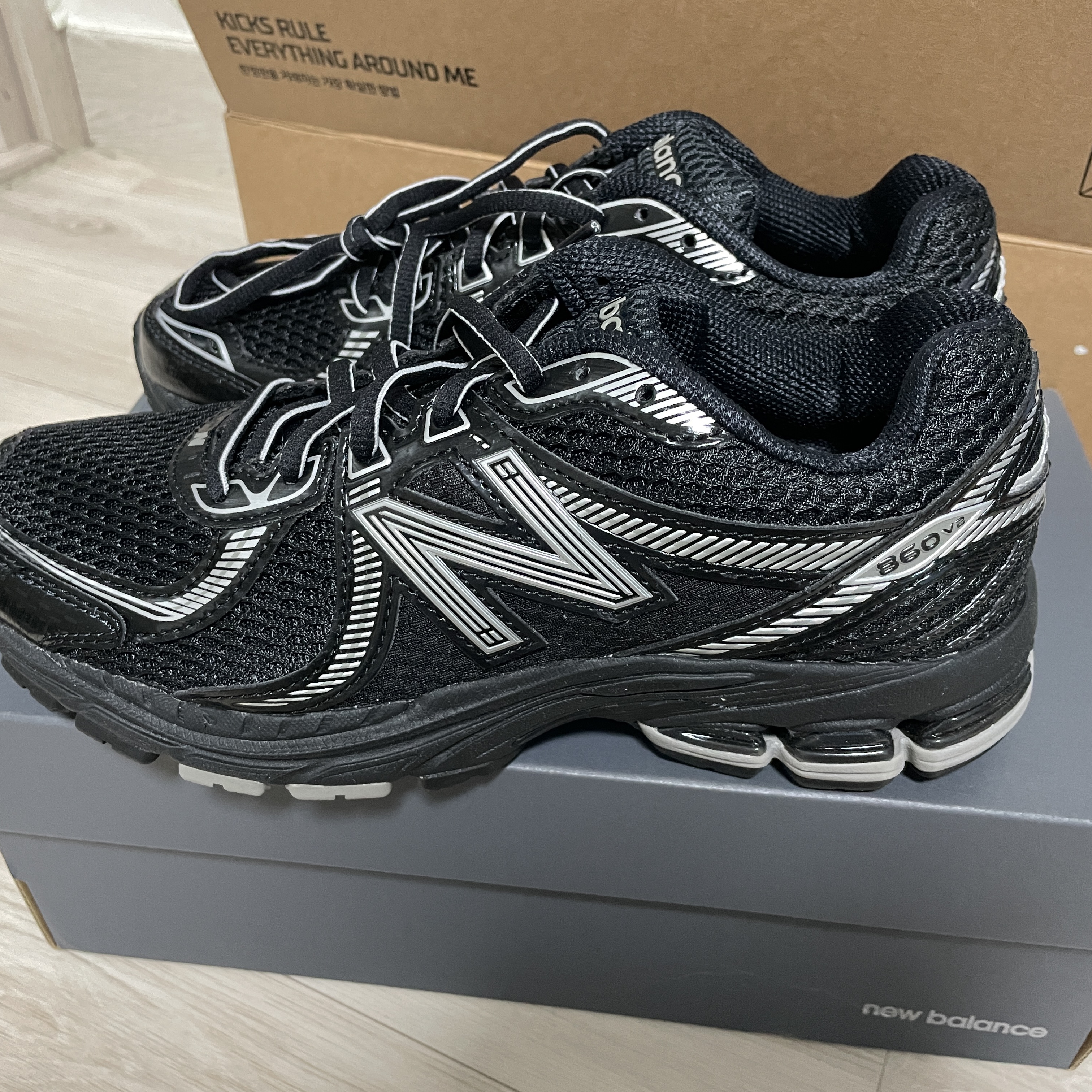 New Balance 860v2 Black Grey 착용 스타일 - 1
