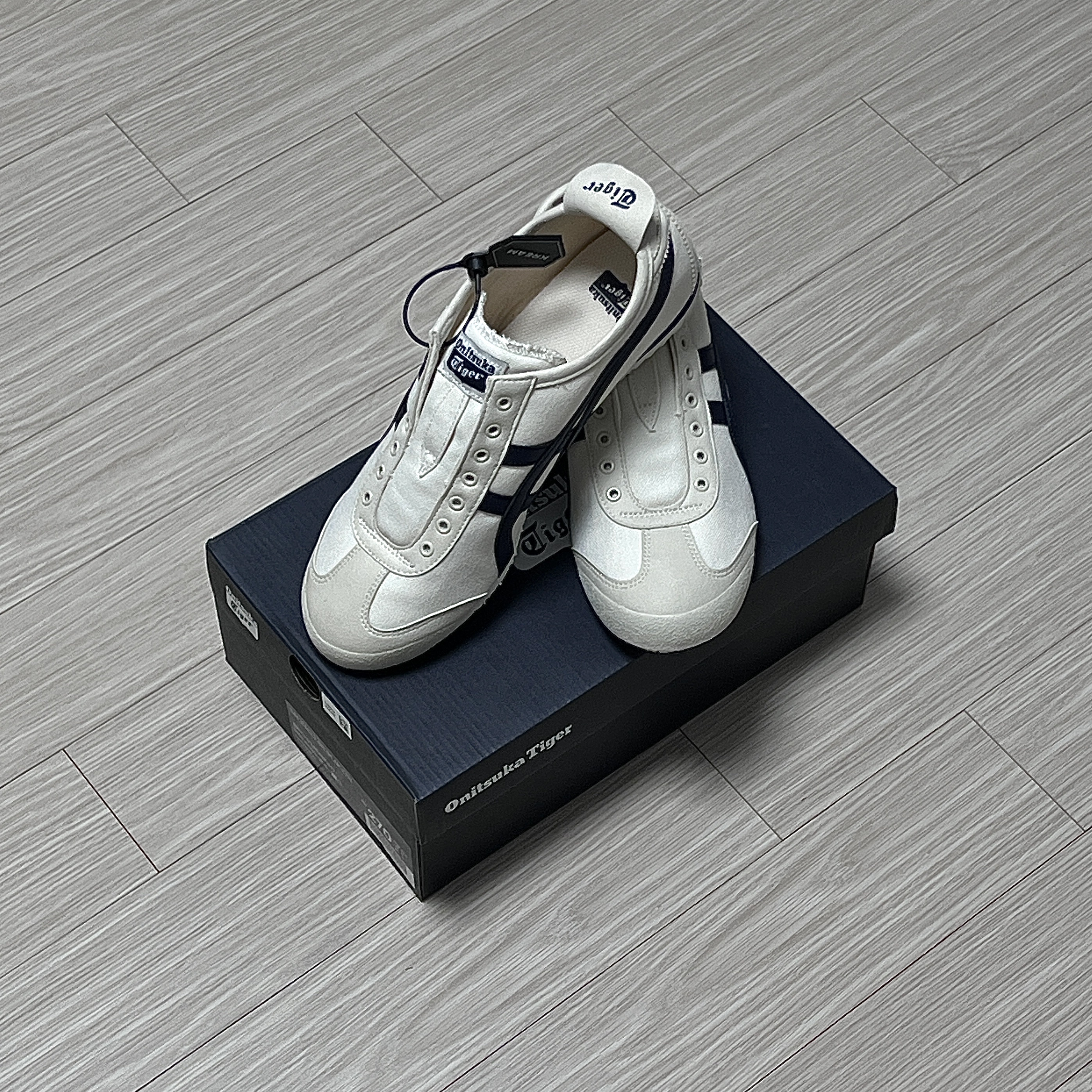 Onitsuka Tiger Mexico 66 Slip-On Birch Midnight 착용 스타일
