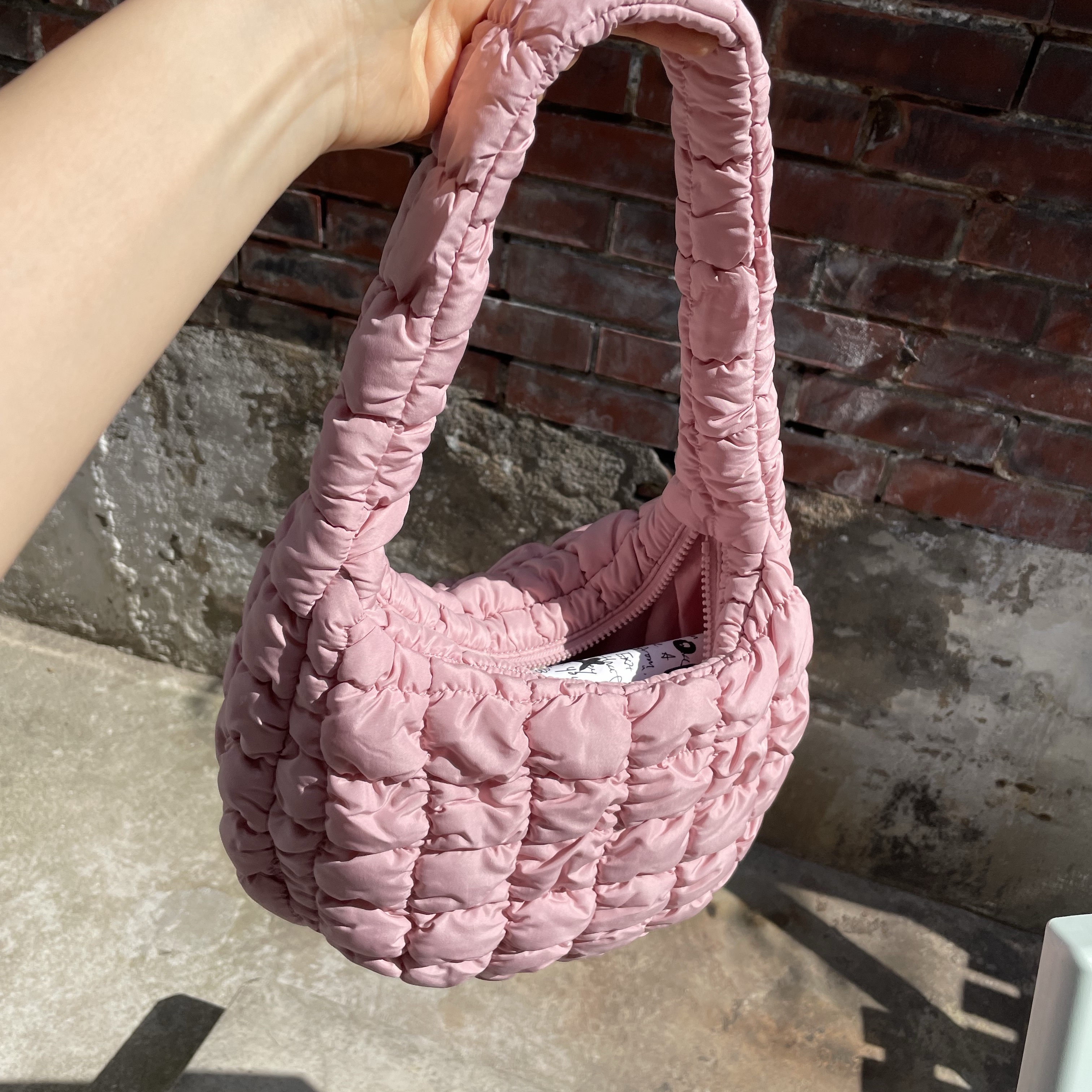 COS Quilted Mini Bag Pink 착용 스타일 - 2