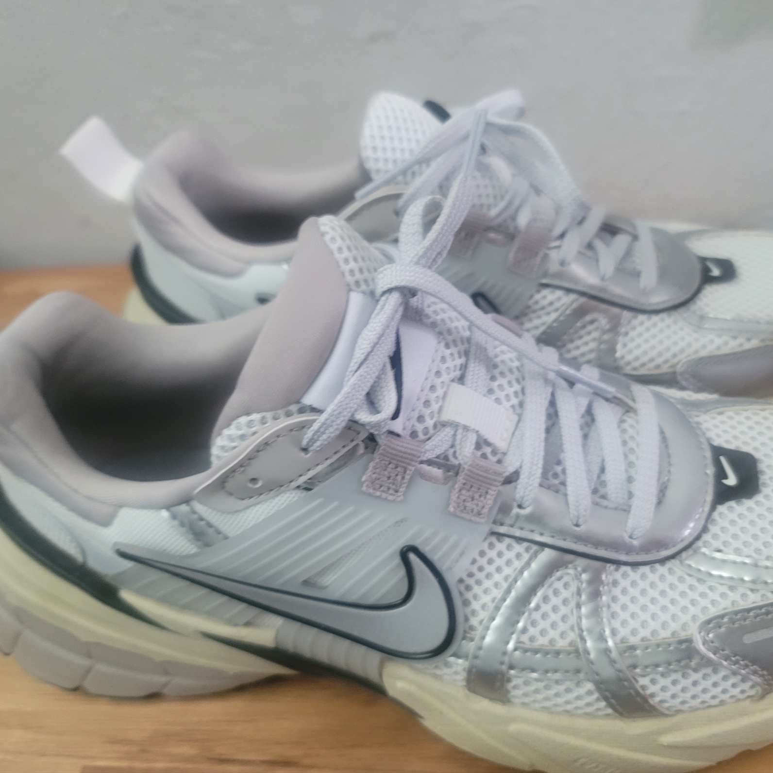 Nike V2K Run Summit White Metallic Silver 착용 스타일