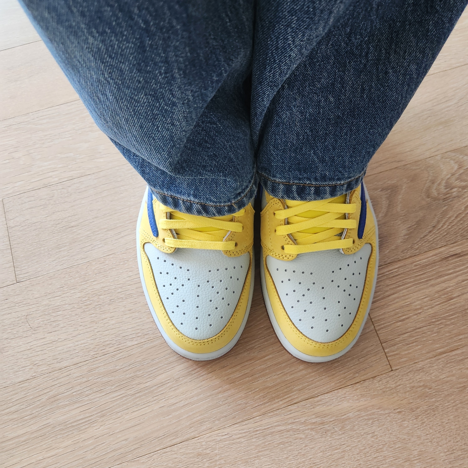 (W) Jordan 1 x Travis Scott Retro Low OG SP Canary 착용 스타일 - 2