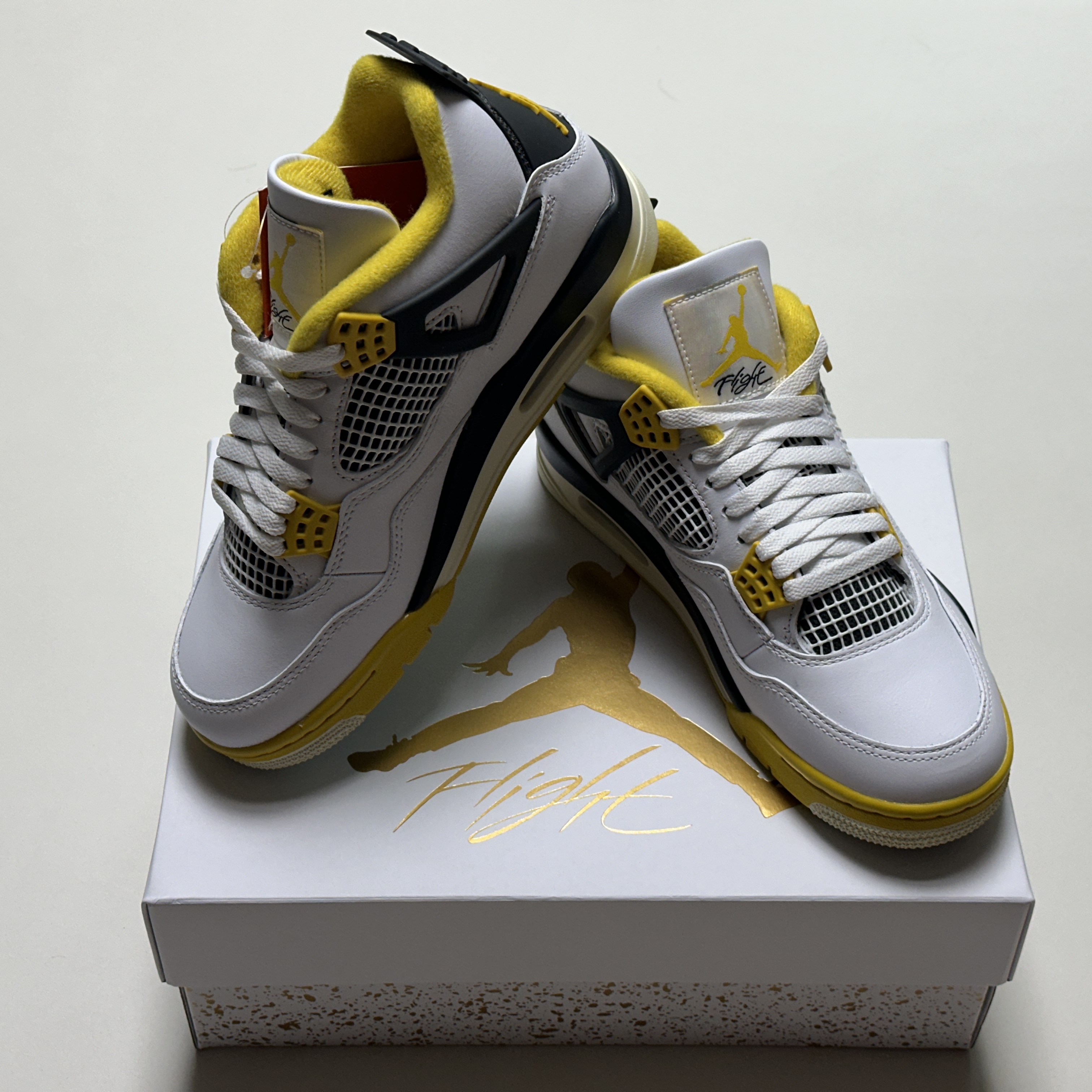(W) Jordan 4 Retro Vivid Sulfur 착용 스타일 - 2