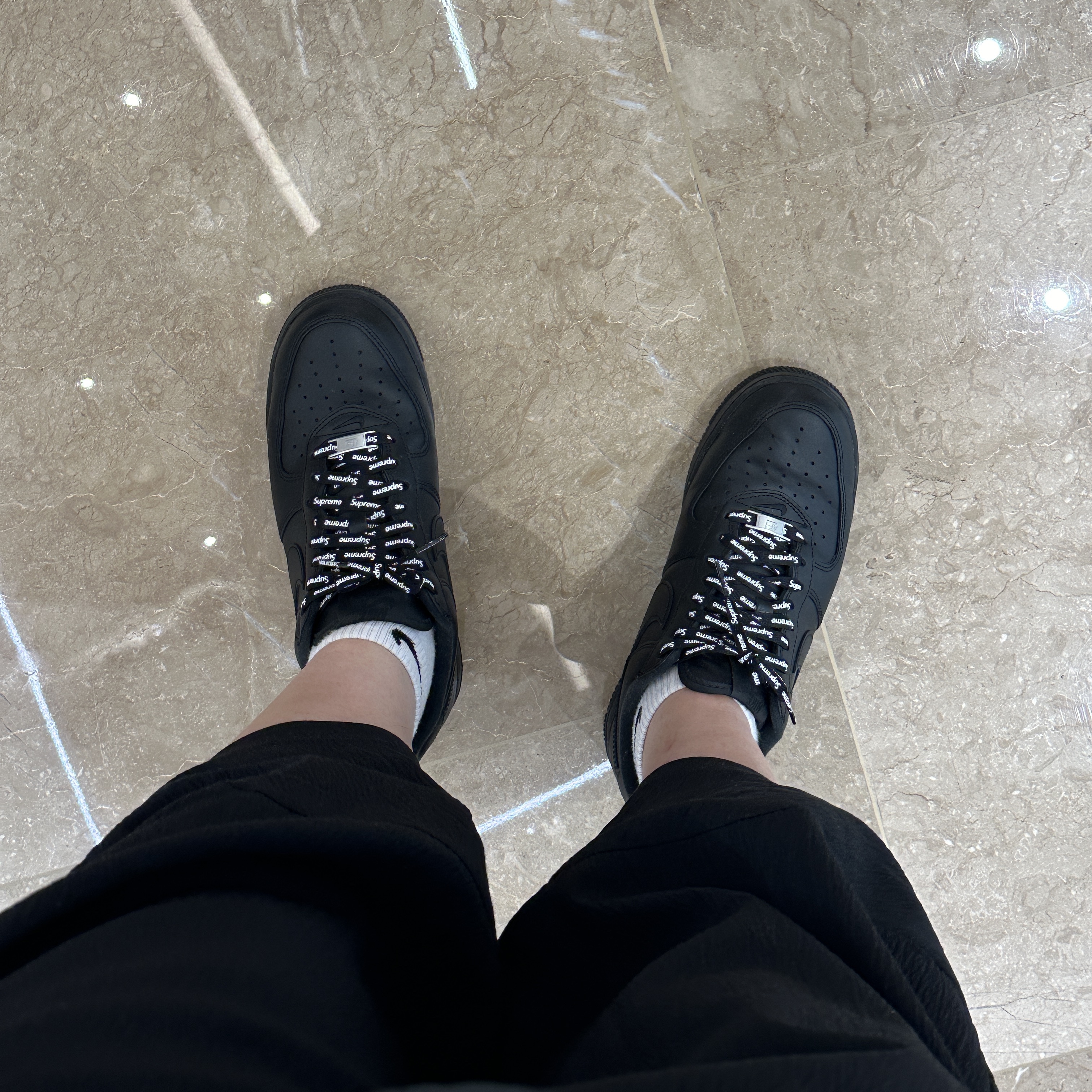 Nike x Supreme Air Force 1 Low Black, Nike x Supreme Air Force 1 Low White 착용 스타일 - 1