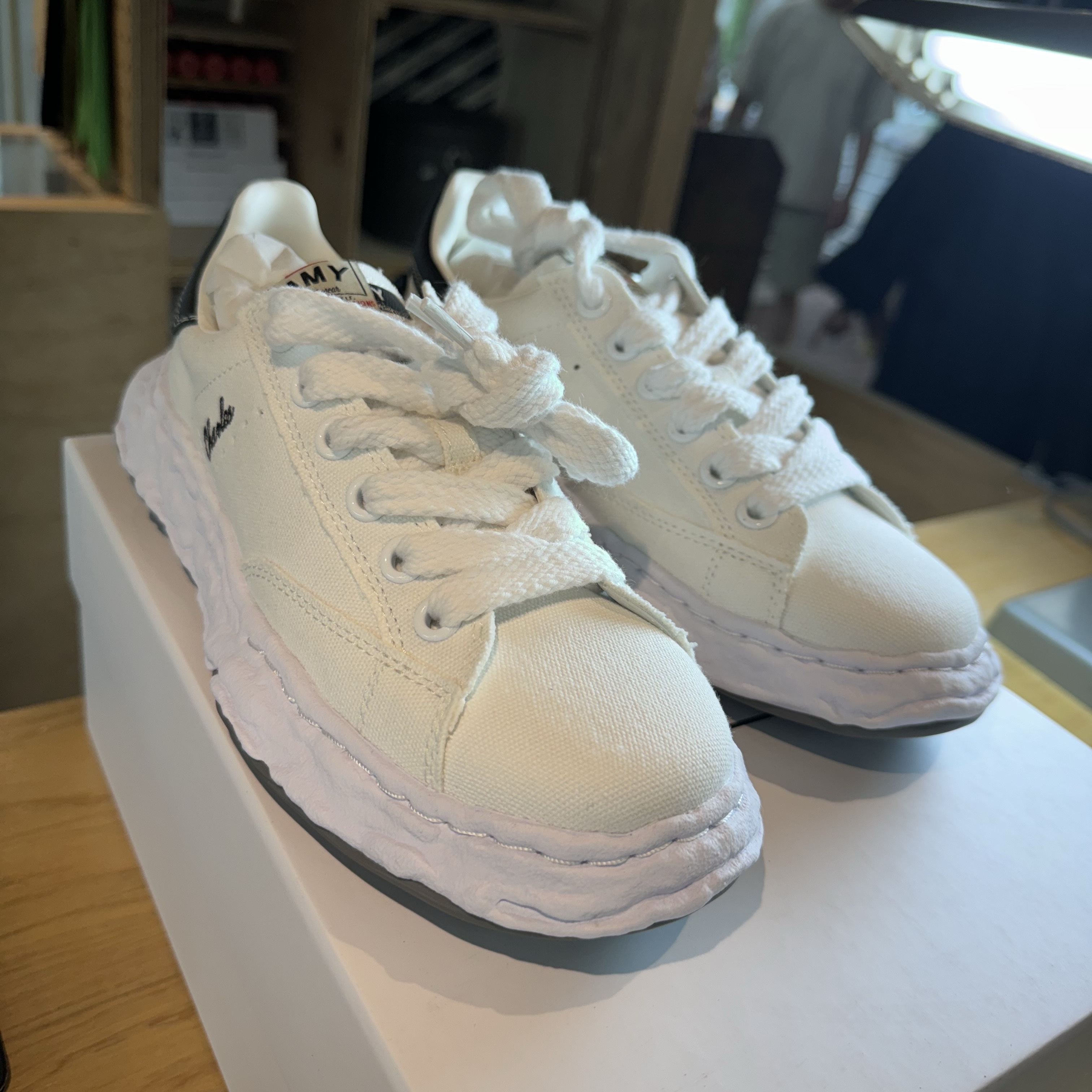 Maison Mihara Yasuhiro Charles OG Sole Canvas Low-top Sneakers White 착용 스타일 - 8