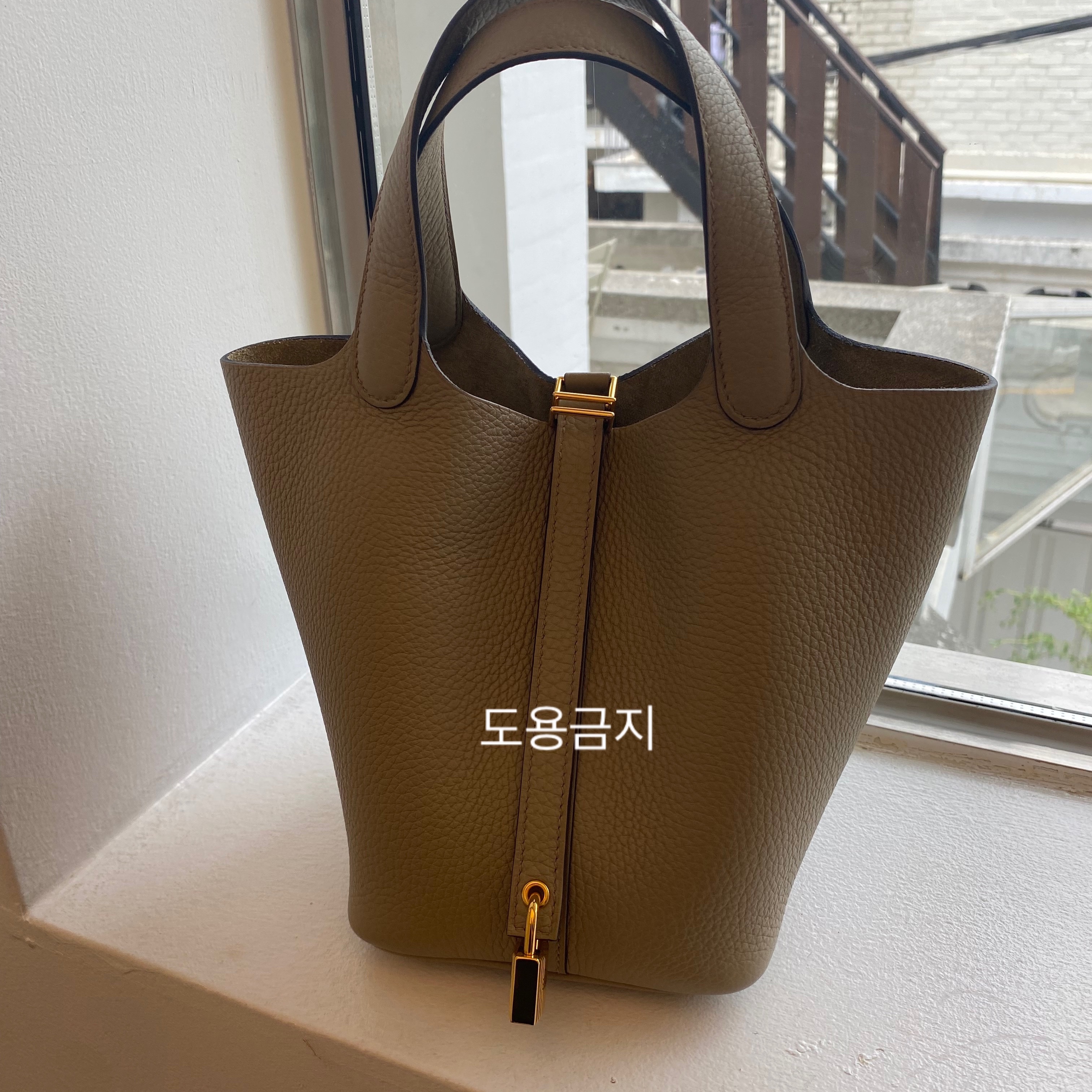 Hermes Picotin Lock 18 Bag Clemence & Gold Beige Marfa 착용 스타일