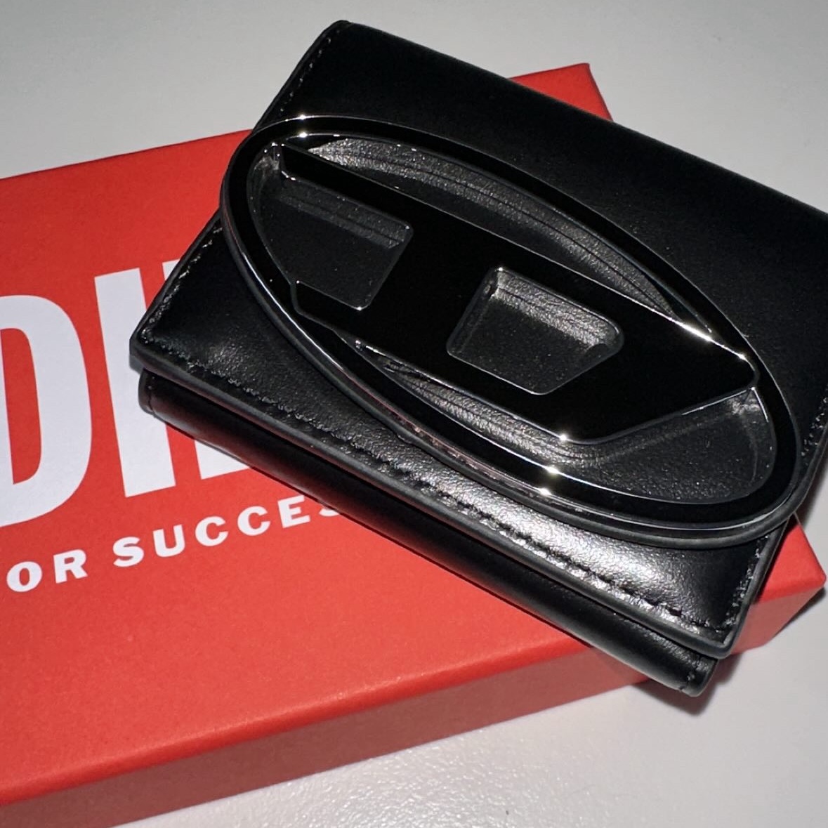 Diesel 1DR Tri-Fold Coin XS li Wallet Black 착용 스타일