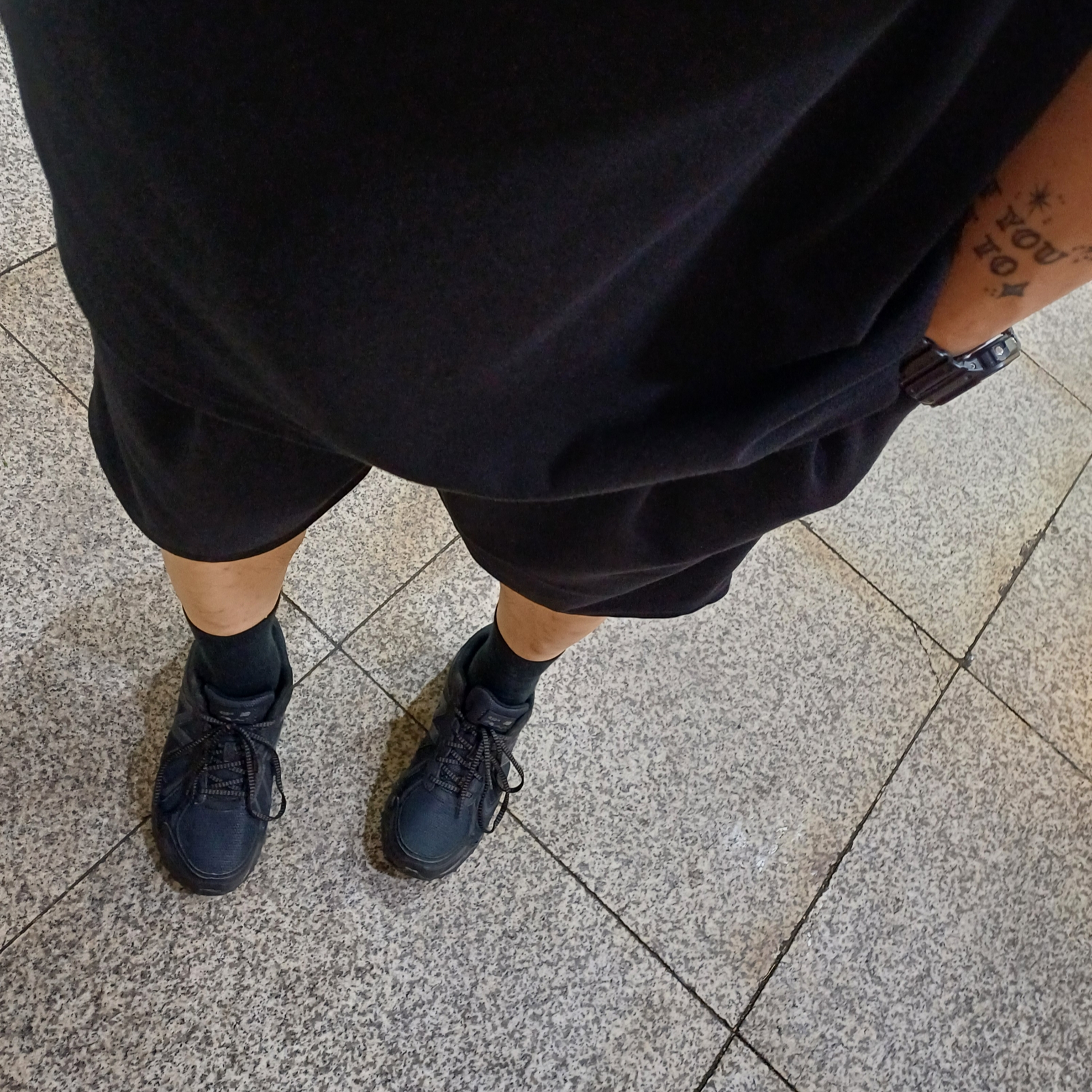 New Balance 410v5 Black - 2E Wide 착용 스타일