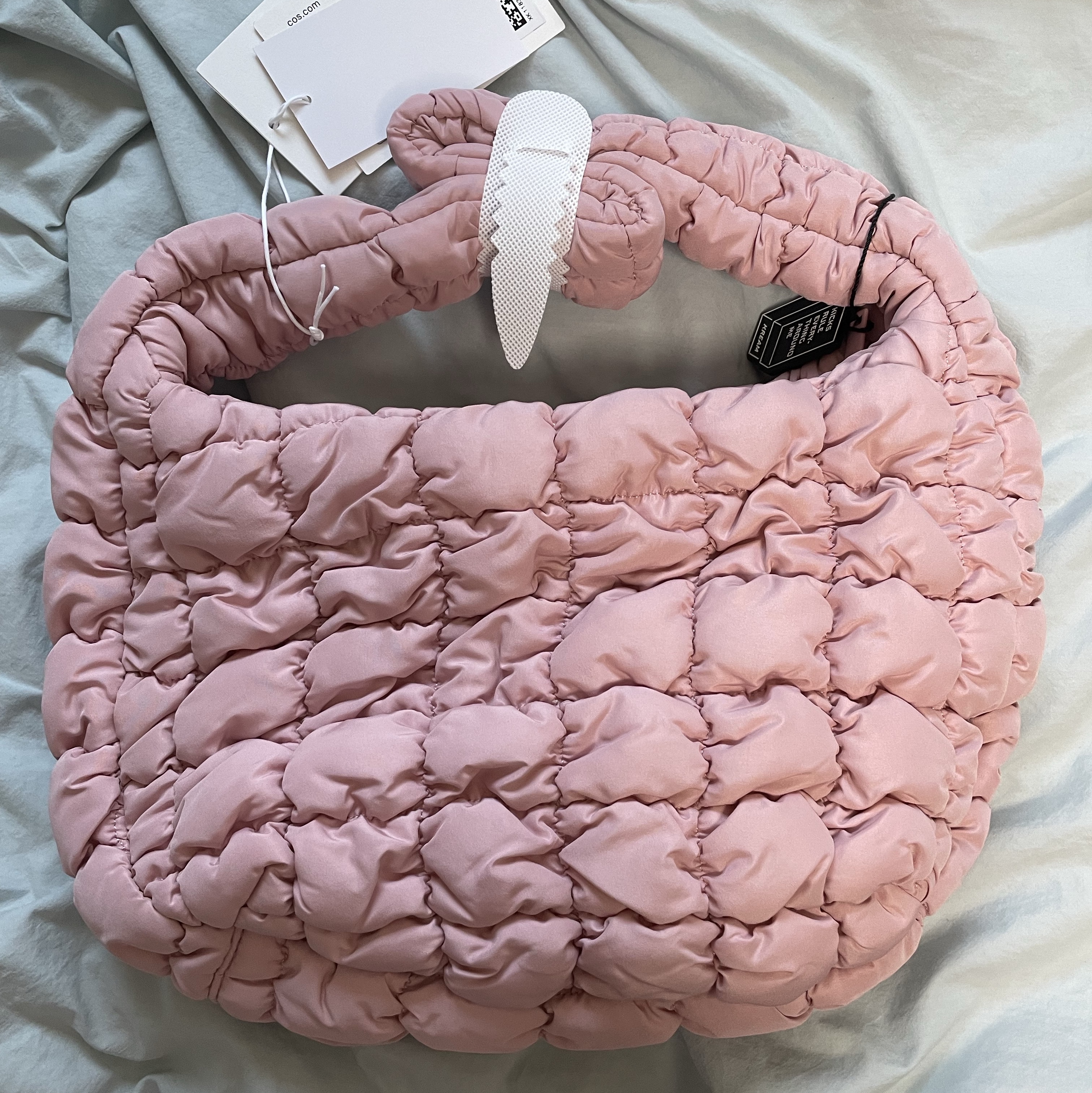 COS Quilted Mini Bag Pink 착용 스타일 - 5